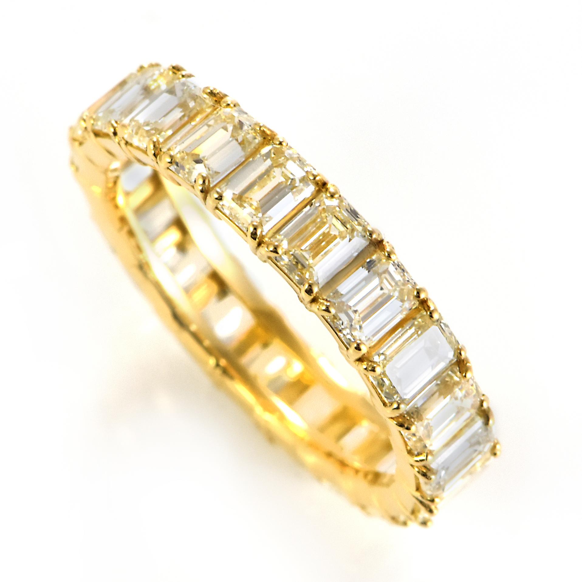 Ein wunderschöner Ring mit insgesamt 4,01 Karat natürlichen Diamanten im Smaragdschliff aus 18 Karat Gold. Diamanten werden seit Tausenden von Jahren in der Geschichte der Menschheit als Schmuck und Wertgegenstand geschätzt. Sie werden auf der