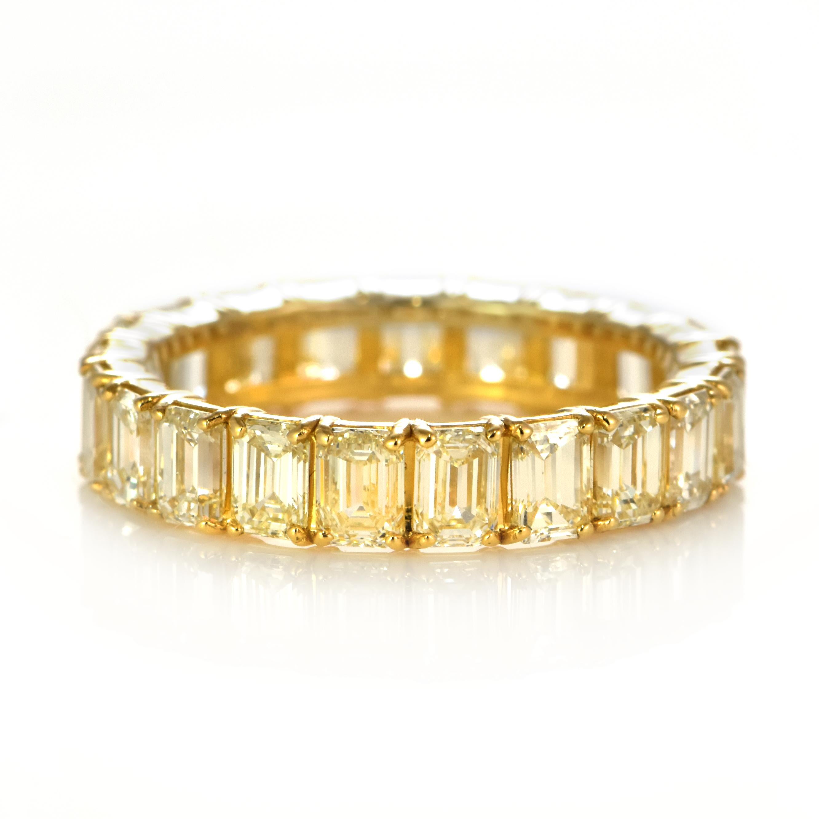 4,01 Karat Natürlicher Diamant im Smaragdschliff Ewigkeitsring aus 18 Karat Gold (Moderne) im Angebot