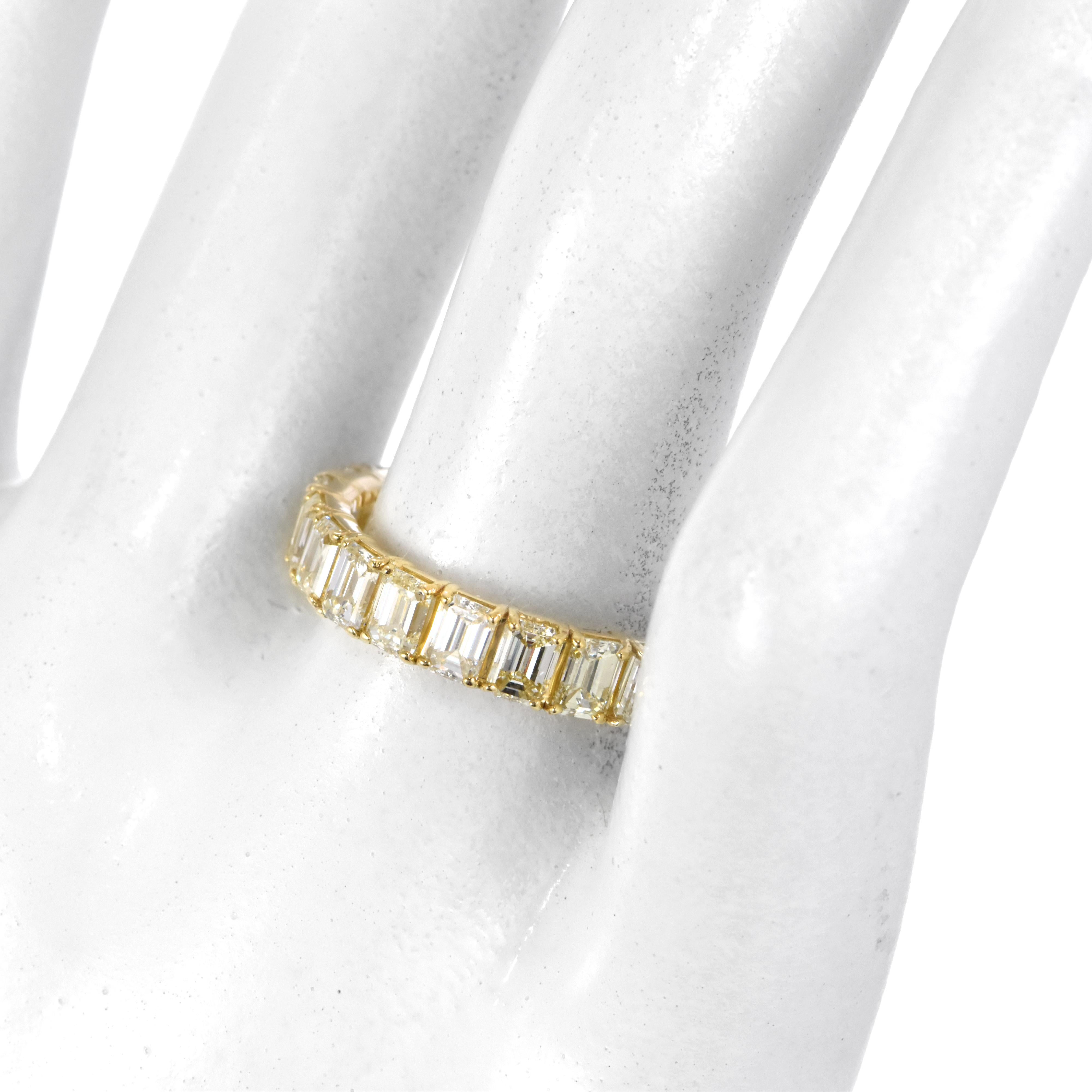 4,01 Karat Natürlicher Diamant im Smaragdschliff Ewigkeitsring aus 18 Karat Gold im Zustand „Neu“ im Angebot in Tokyo, JP