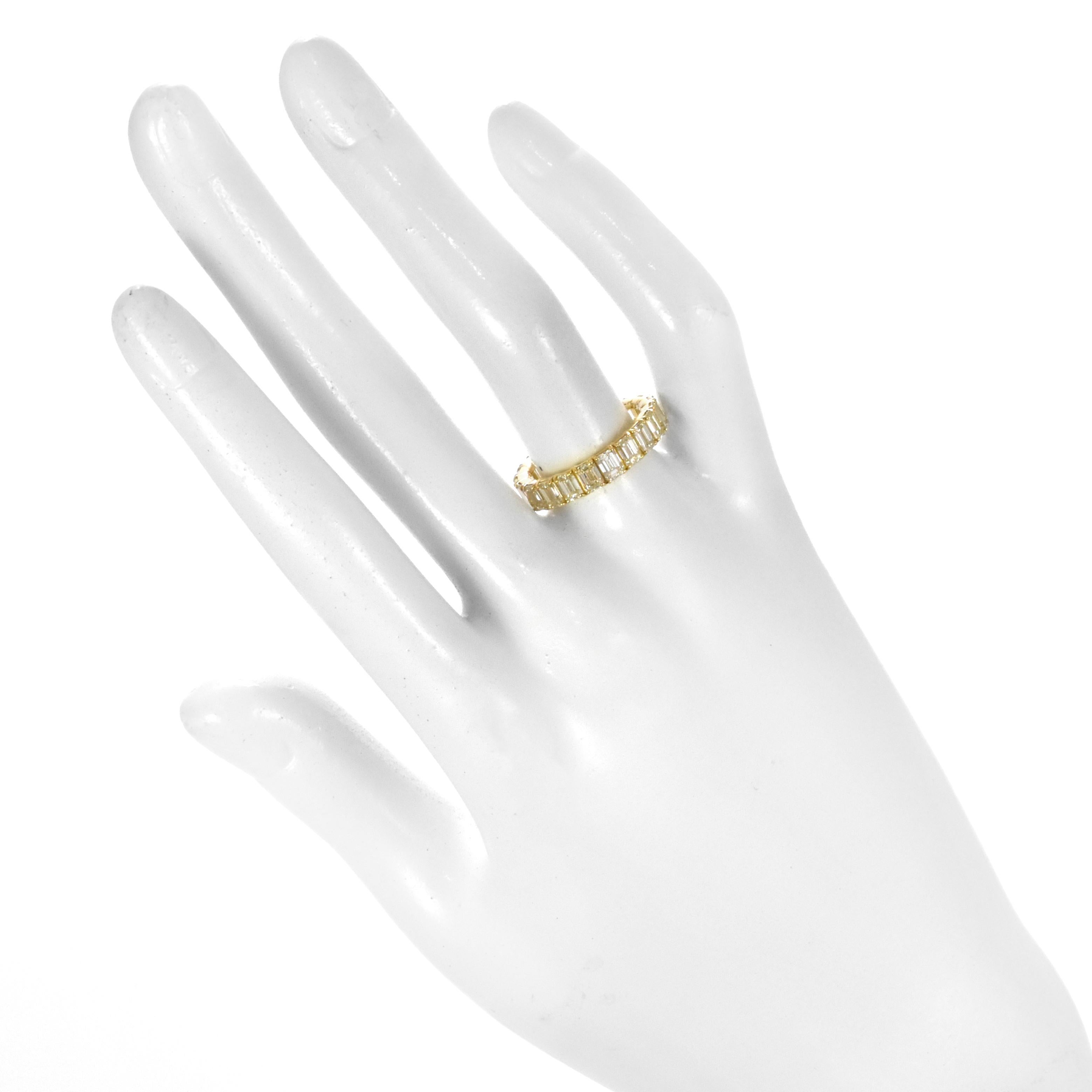 4,01 Karat Natürlicher Diamant im Smaragdschliff Ewigkeitsring aus 18 Karat Gold Damen im Angebot