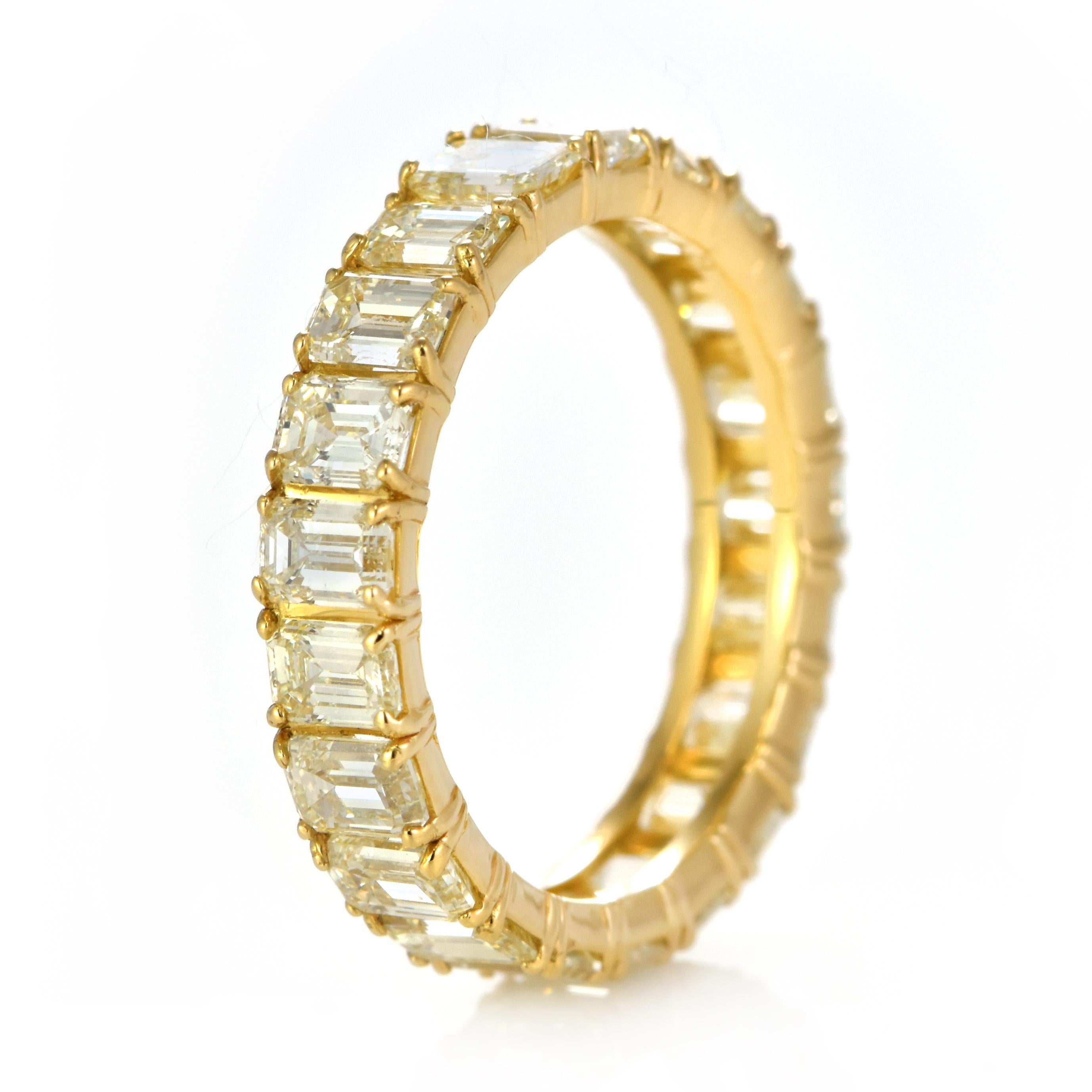 4,01 Karat Natürlicher Diamant im Smaragdschliff Ewigkeitsring aus 18 Karat Gold im Angebot 1