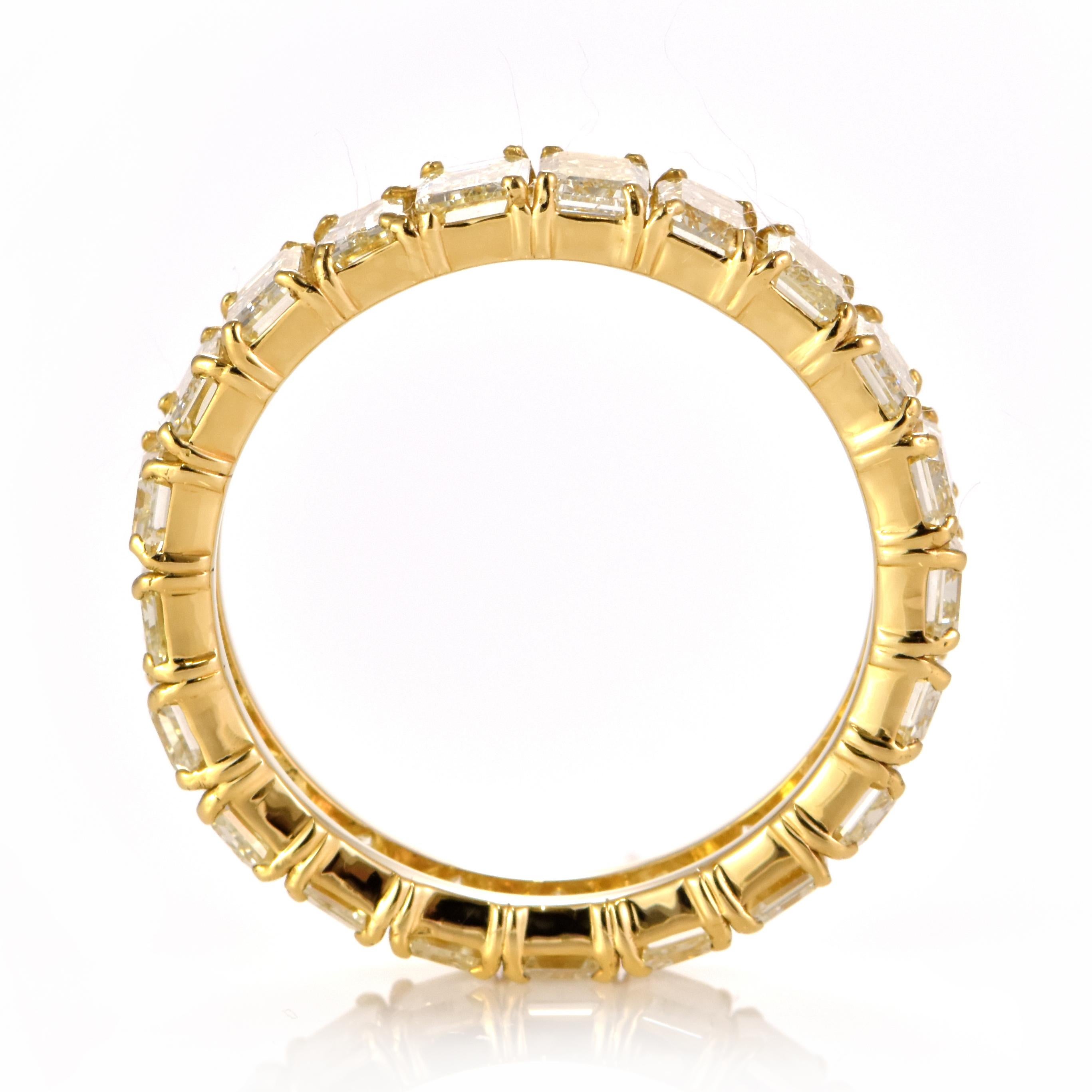 4,01 Karat Natürlicher Diamant im Smaragdschliff Ewigkeitsring aus 18 Karat Gold im Angebot 2