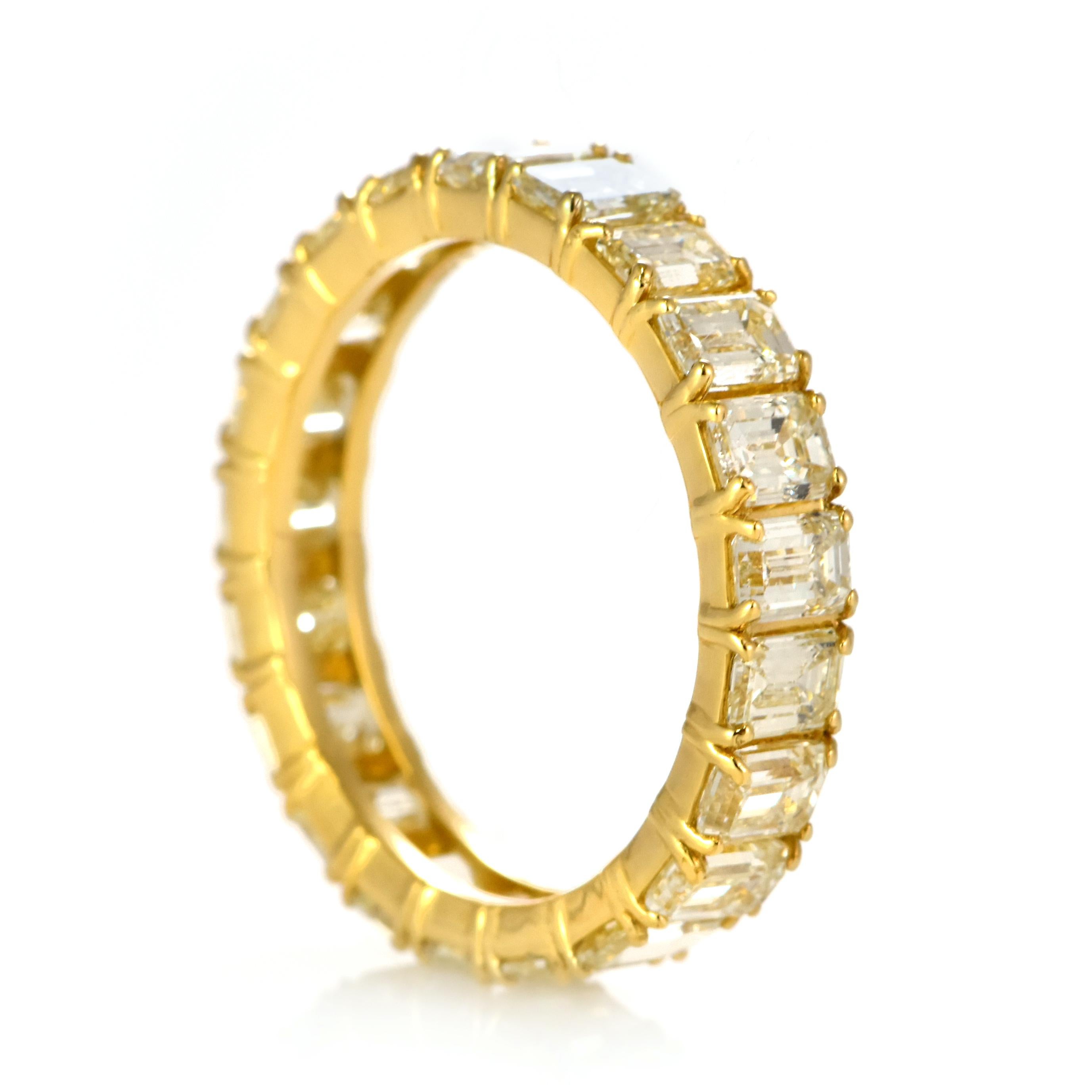 4,01 Karat Natürlicher Diamant im Smaragdschliff Ewigkeitsring aus 18 Karat Gold im Angebot 3