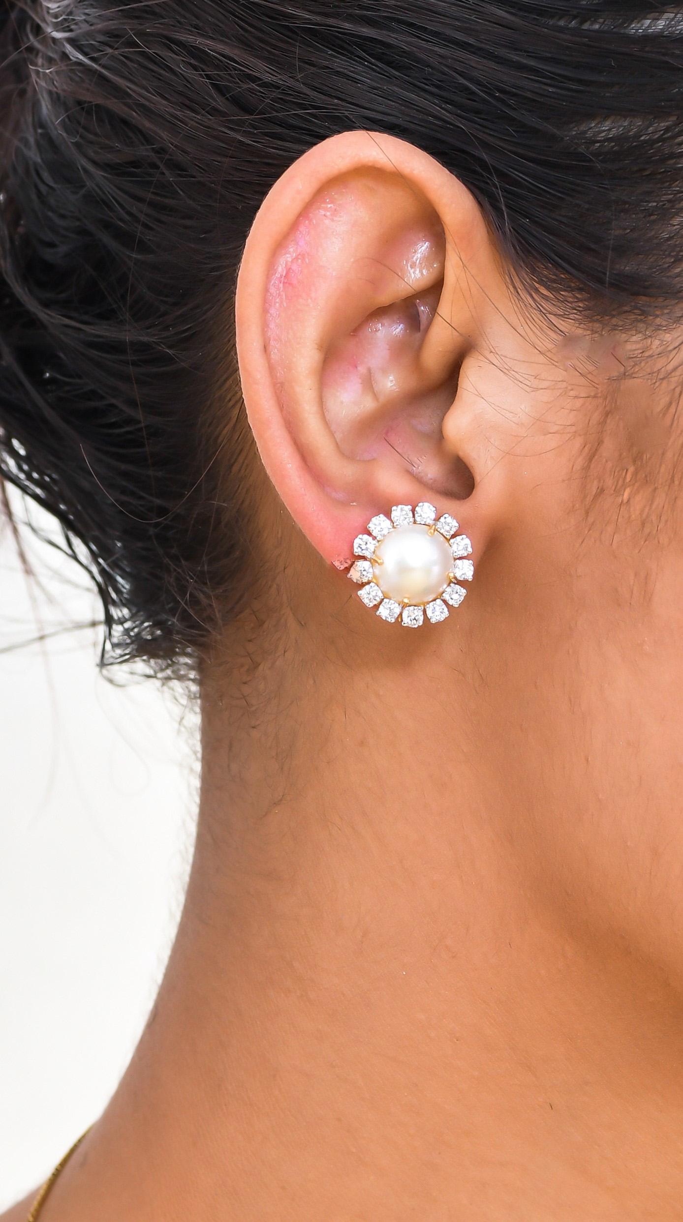 Modern 4.01 Carats White Pearl Diamond 18 Karats Yellow Gold Stud Earrings For Sale