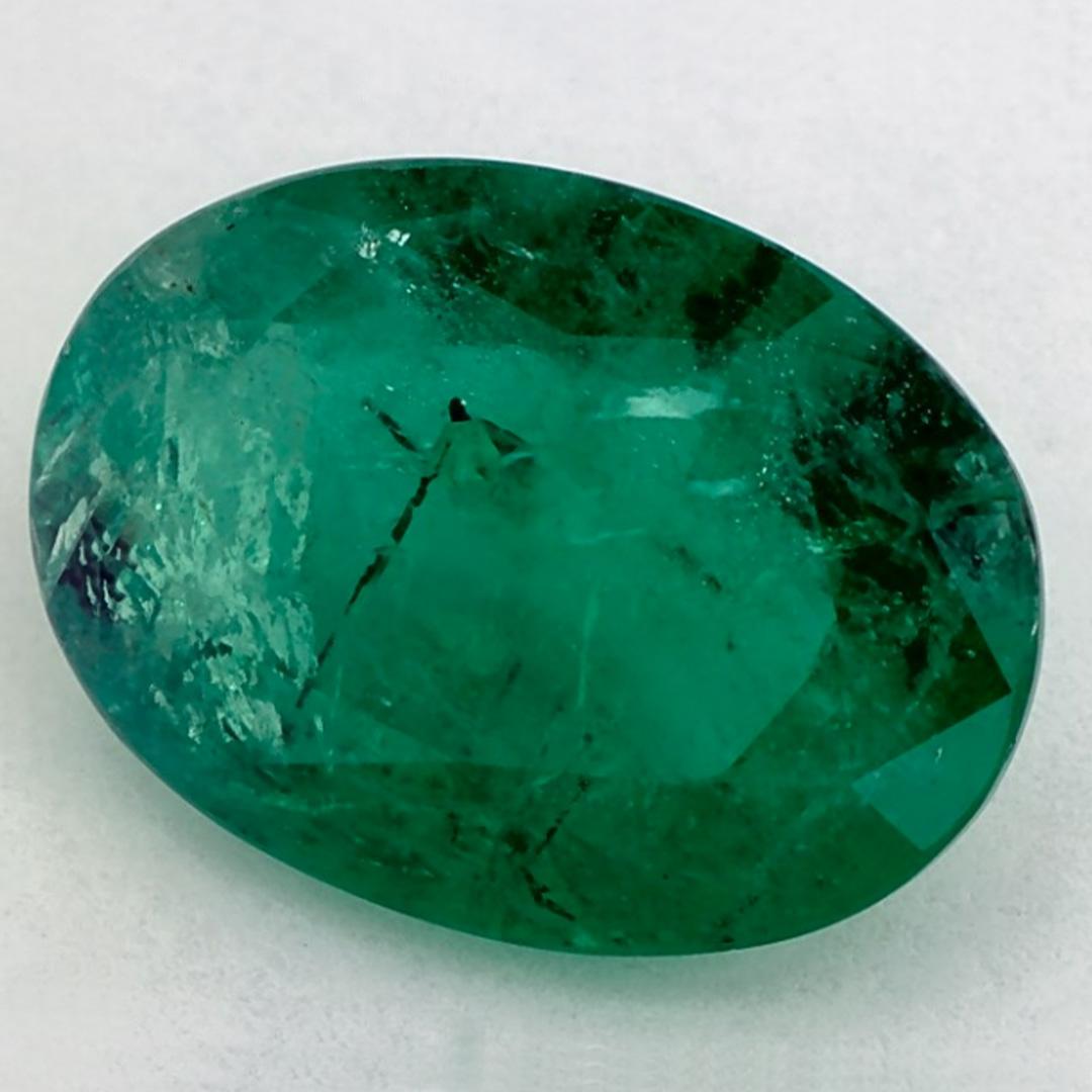 D'un vert éclatant, la pierre de naissance du mois de mai symbolise le renouveau de la croissance printanière. 

Explorez la vibrante collection d'émeraudes, de rubis et de saphirs de notre magasin, disponibles sous forme de pierres précieuses en