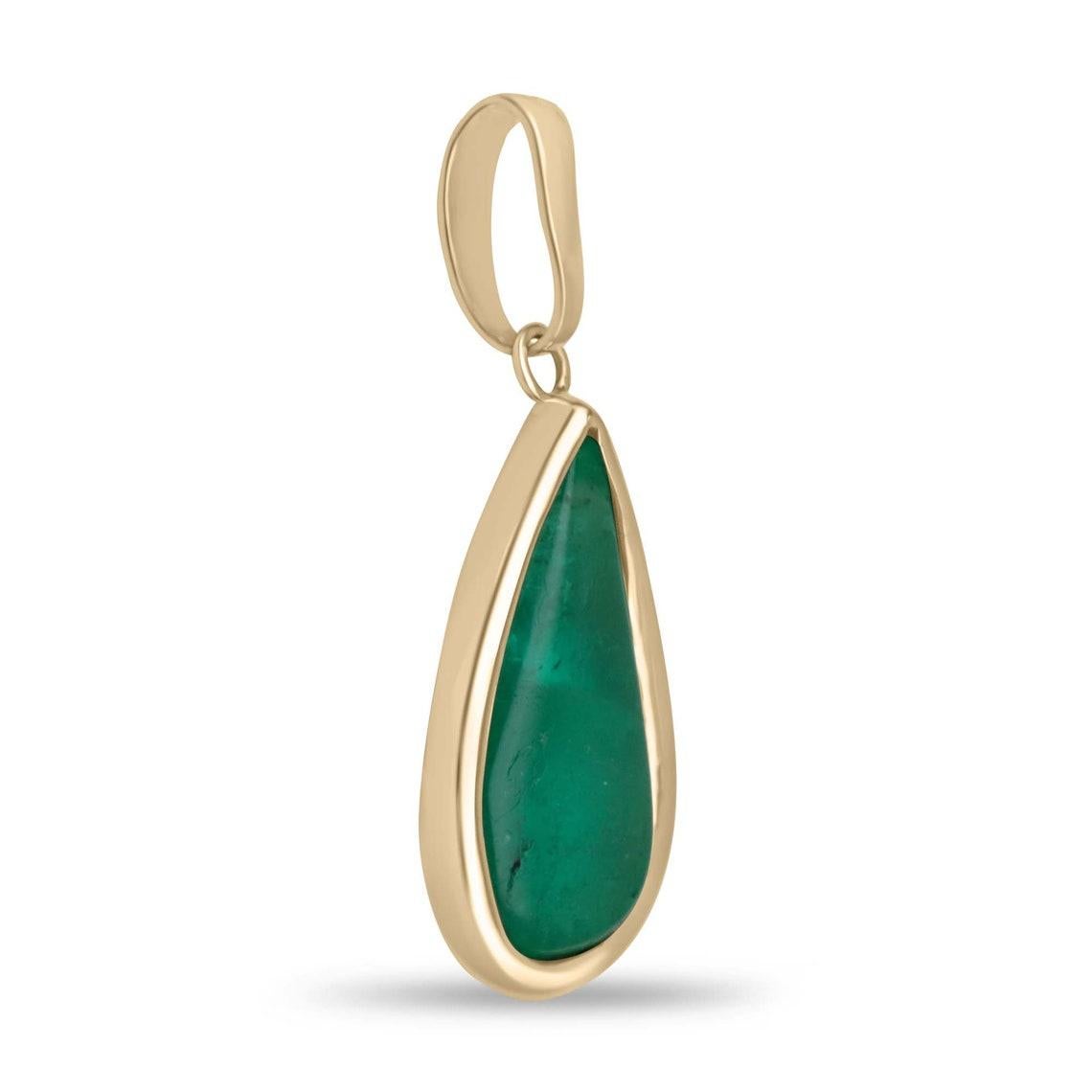 Eleva la tua collezione di gioielli con il nostro raffinato Ciondolo con Smeraldo Cabochon, che mette in mostra uno smeraldo naturale colombiano tagliato a cabochon di notevole rarità e bellezza. Il cabochon a forma di pera, del peso di quattro