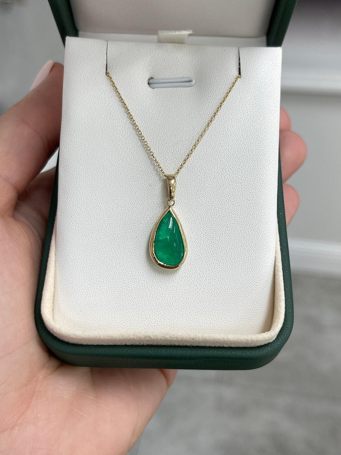 Moderno 4.01ct 14K Colombian Pear Cabochon Emerald Collana con castone in oro 585 in vendita