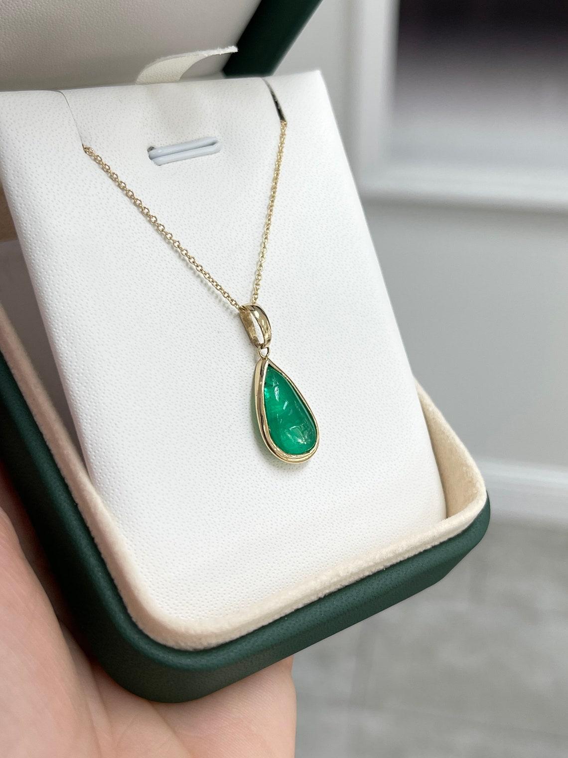 4.01ct 14K Colombian Pear Cabochon Emerald Collana con castone in oro 585 In condizioni Nuovo in vendita a Jupiter, FL