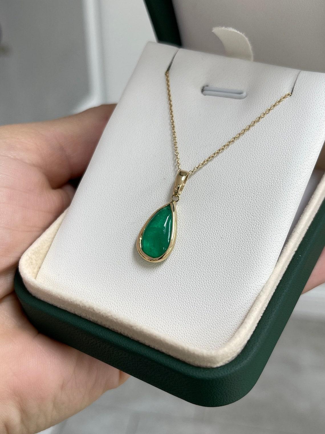 Donna 4.01ct 14K Colombian Pear Cabochon Emerald Collana con castone in oro 585 in vendita