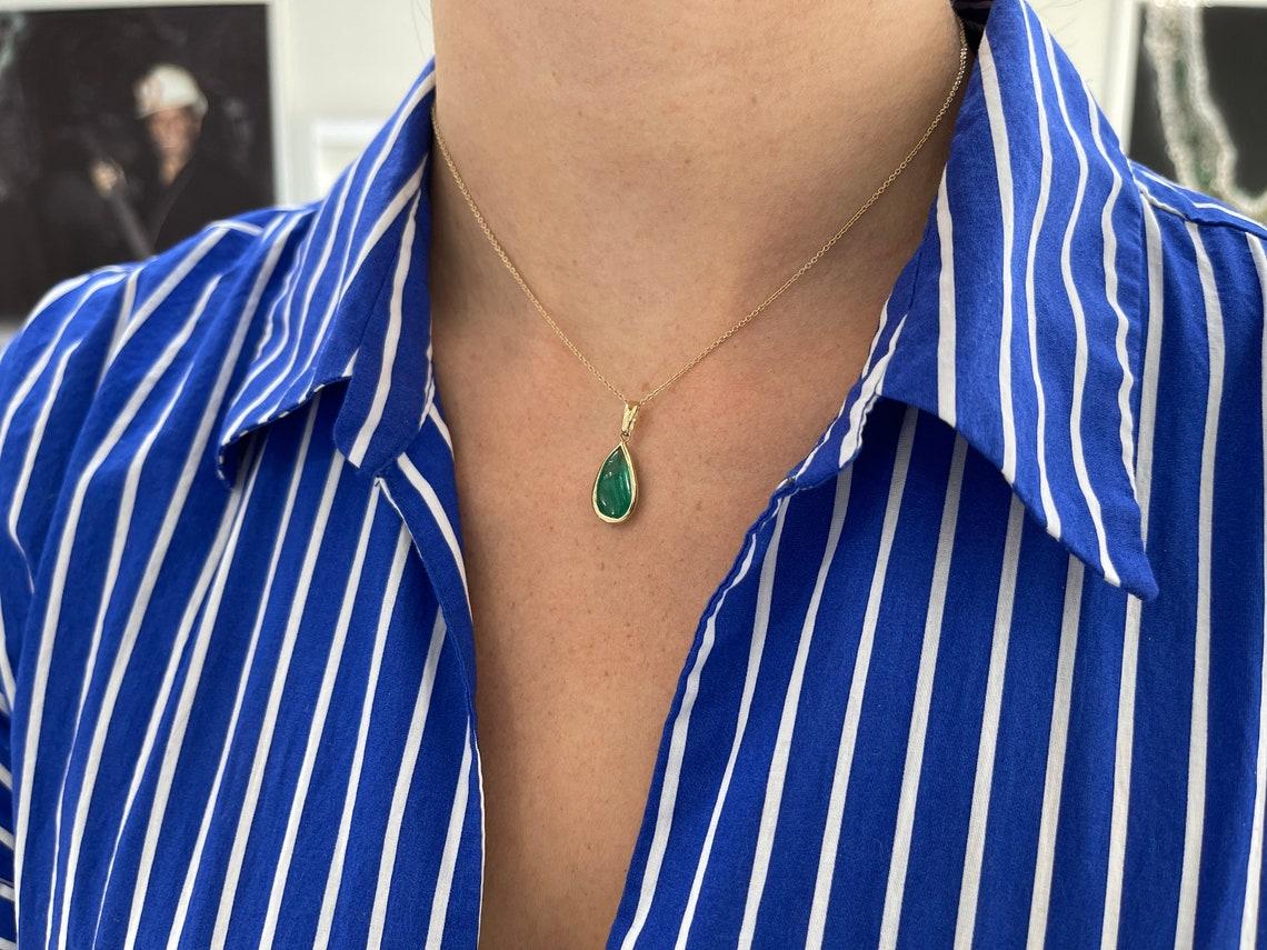 4.01ct 14K Colombian Pear Cabochon Emerald Collana con castone in oro 585 in vendita 1