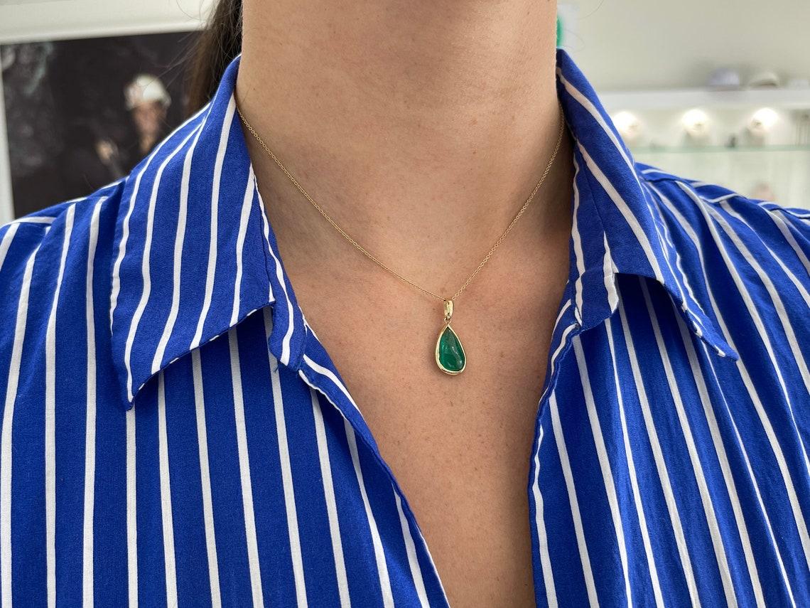 4.01ct 14K Colombian Pear Cabochon Emerald Collana con castone in oro 585 in vendita 2
