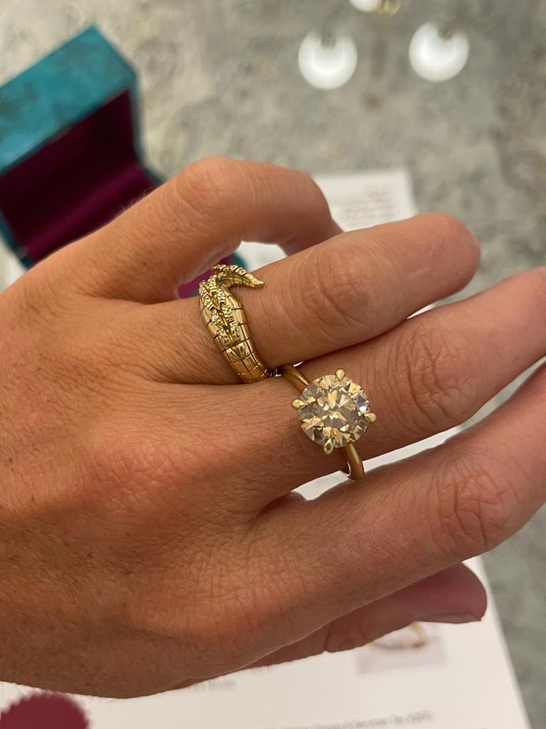 Classic 4 claw solitaire ring

solitiare
 
Hand Made

4.01ct round brilliant cut cognac/champagne diamond

set In 18ct yellow gold

4 claw solitaire 

Please see valuation included $19,000

size Q  aud SIZE 8

Can be resized as desired ** Please