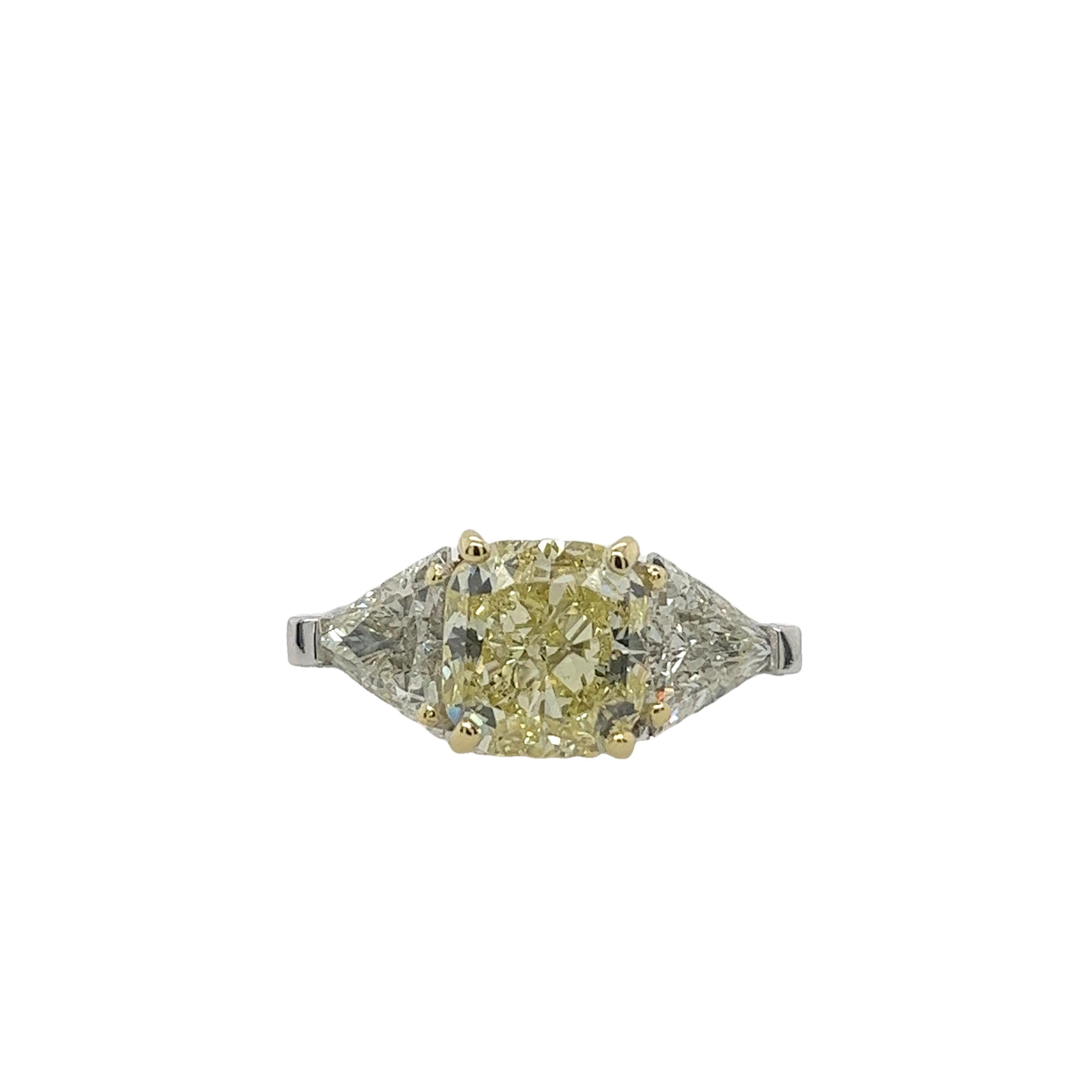 4.01ct Fancy Yellow Cushion Cut Set With Matching Triangle Diamonds 2.20ct In Excellent Condition In London, GB
