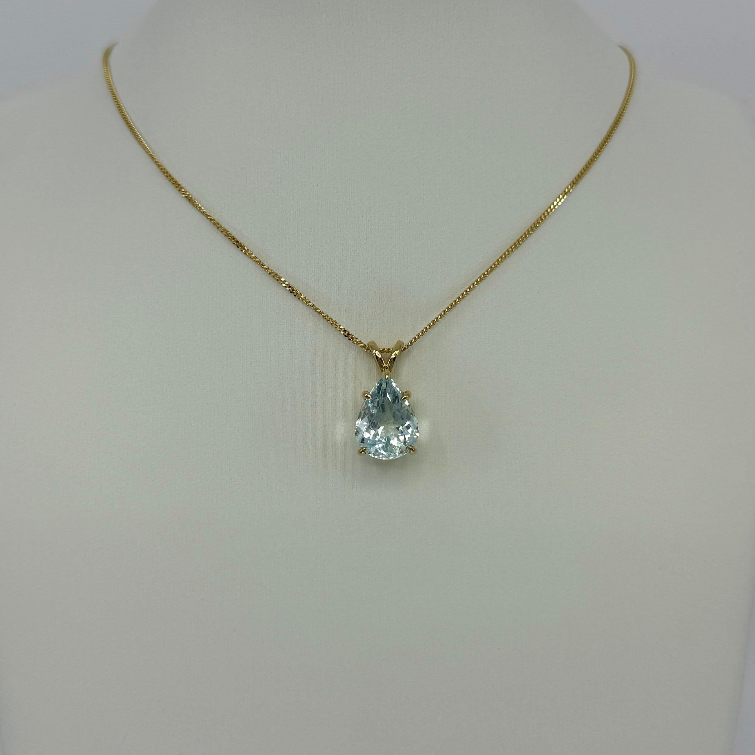 Taglio a goccia Collana con ciondolo in oro giallo 18 carati con taglio a goccia e acquamarina azzurra 4,01ct in vendita