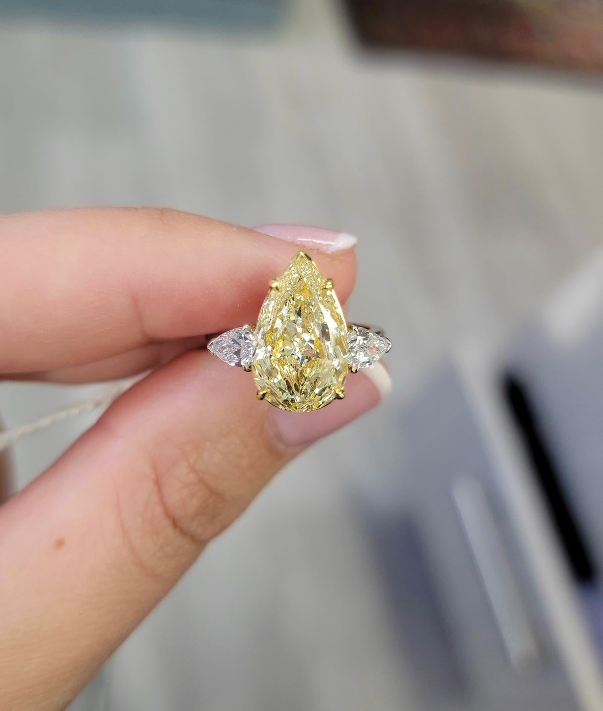 Sensational ring with a very spreads pear shape (47% depth!) full of life and sparkle set in a platinum and 18kt Yellow Gold three stone ring with half carat total weight colorless pear shapes
No bow tie
Very powerful ring
GIA certified U-V color