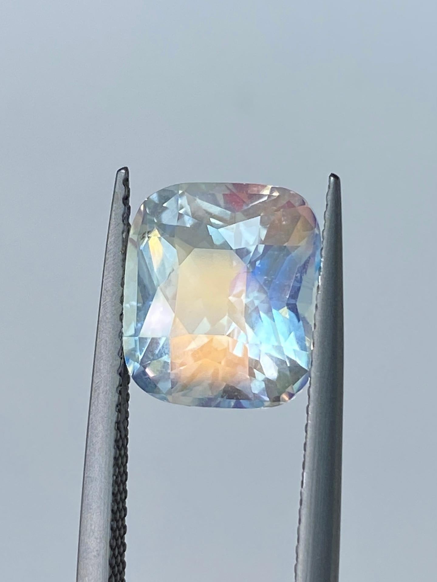 4.01ct Magalasy Rainbow Moonstone For Sale