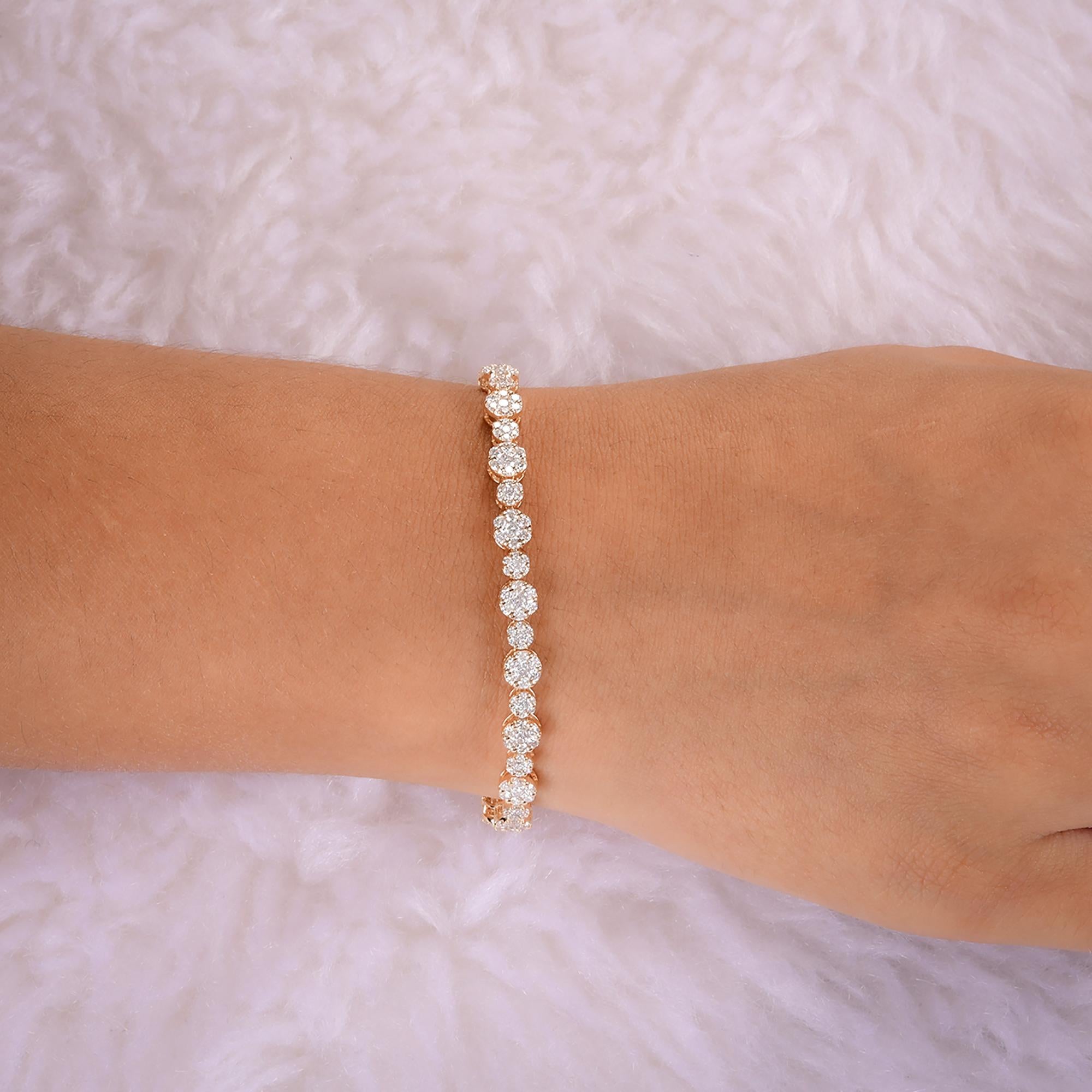 Bracciale tennis con cluster di diamanti tondi e brillanti Nature da 4,01 carati, oro giallo 14k 
Il design è caratterizzato da una serie continua di grappoli di diamanti incastonati singolarmente, disposti in un affascinante motivo floreale o a