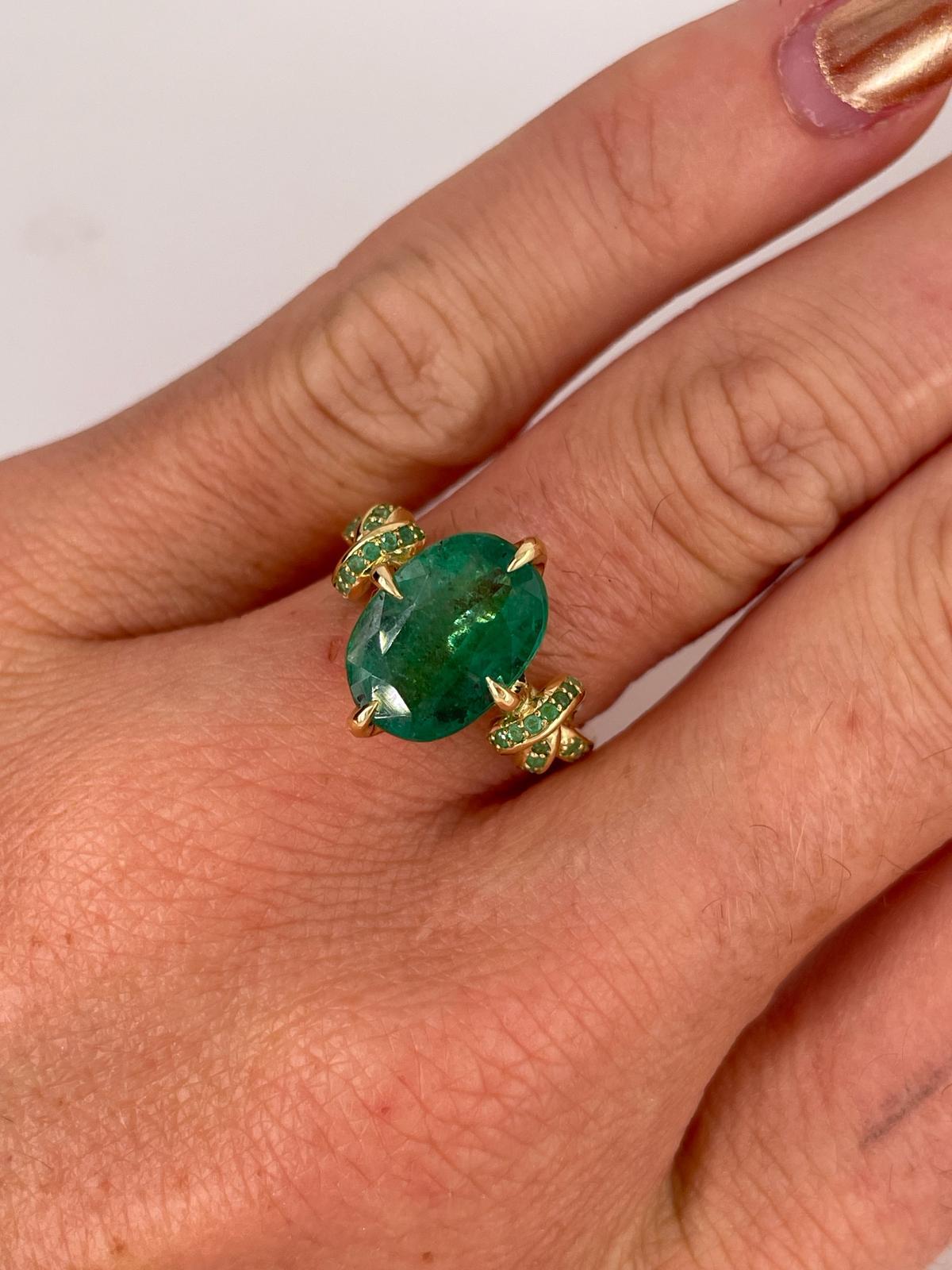 4.01ct Oval Cut Emerald Forget Me Knot ring with Emeralds in 18ct yellow gold For Sale 6