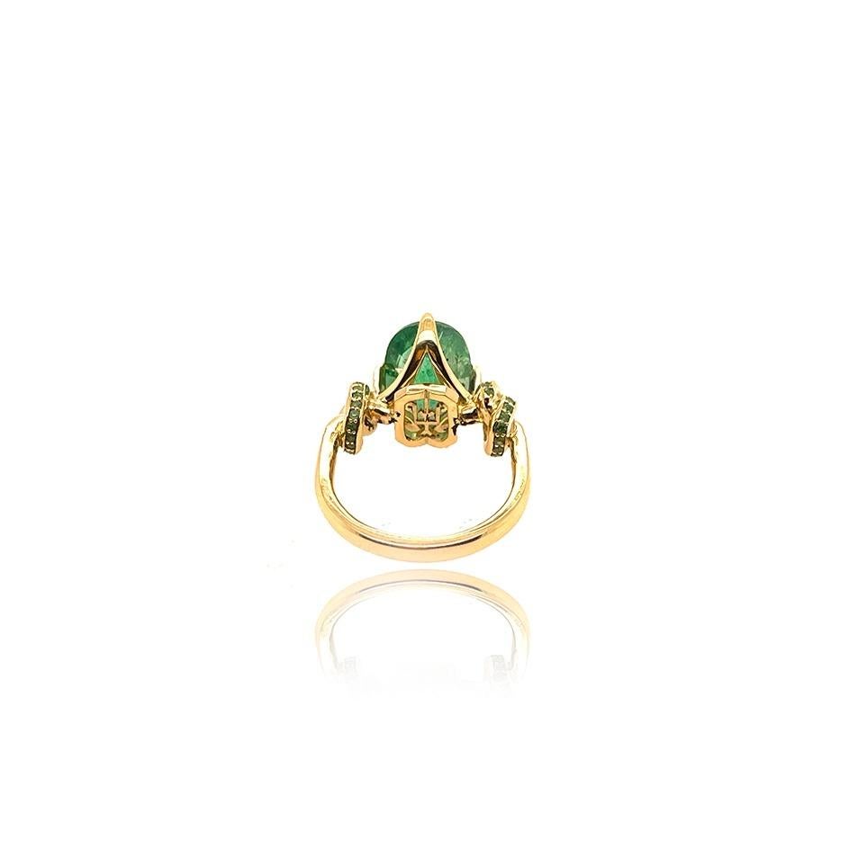 Women's or Men's 4.01ct Oval Cut Emerald Forget Me Knot ring with Emeralds in 18ct yellow gold For Sale