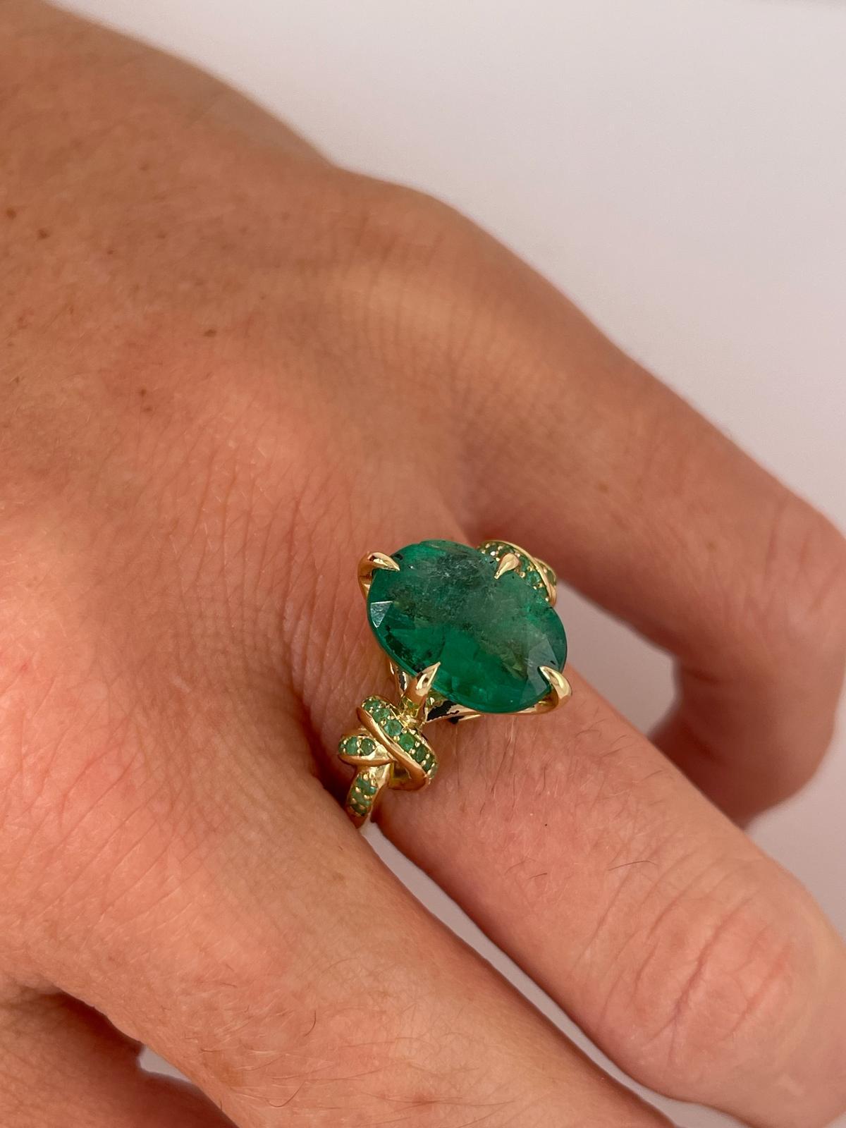 4.01ct Oval Cut Emerald Forget Me Knot ring with Emeralds in 18ct yellow gold For Sale 1