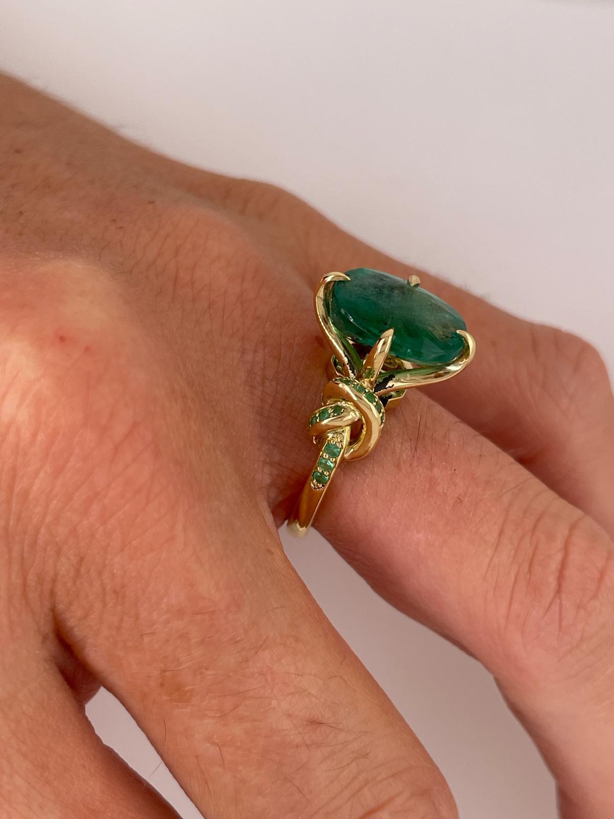 4.01ct Oval Cut Emerald Forget Me Knot ring with Emeralds in 18ct yellow gold For Sale 2
