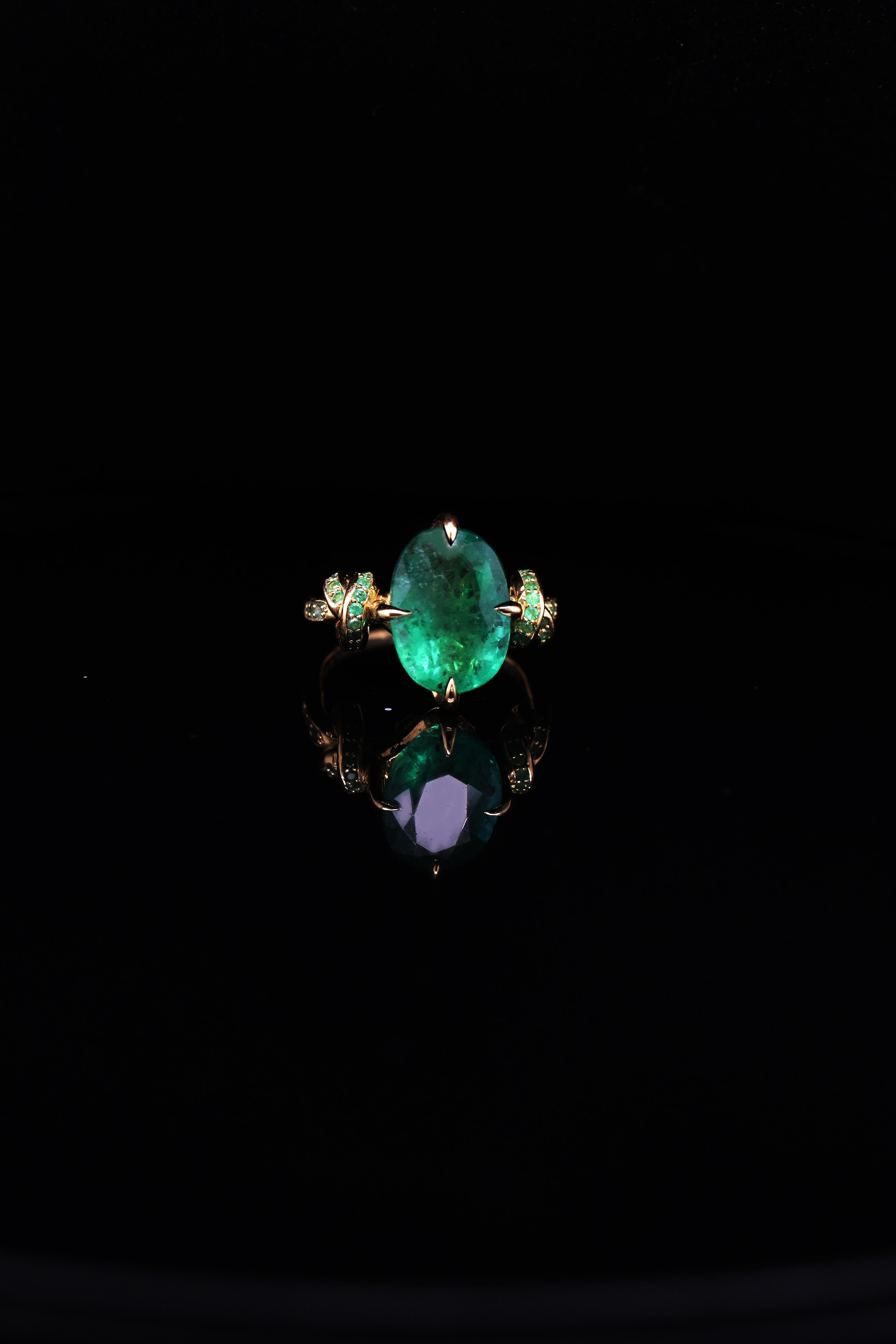 4.01ct Oval Cut Emerald Forget Me Knot ring with Emeralds in 18ct yellow gold For Sale 2