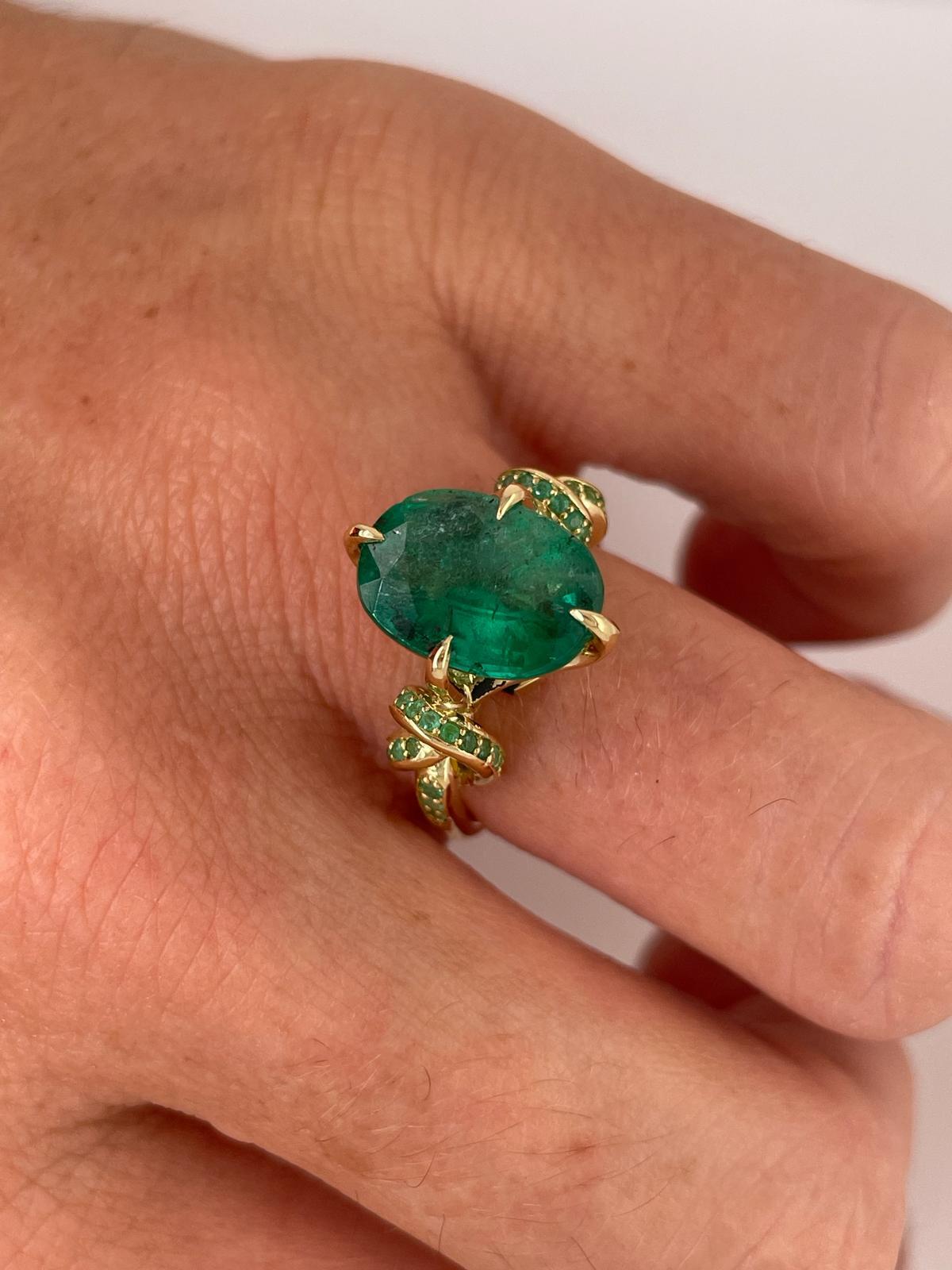 4.01ct Oval Cut Emerald Forget Me Knot ring with Emeralds in 18ct yellow gold For Sale 3