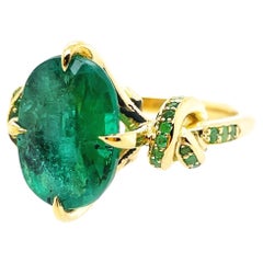 4.01ct Oval Cut Emerald Forget Me Knot ring with Emeralds in 18ct yellow gold