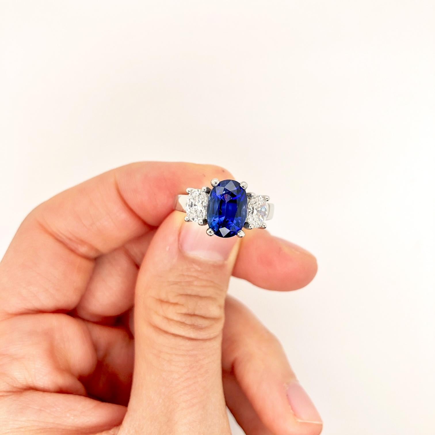 Modern 4.01ct Sapphire and Diamond 3-Stone Ring For Sale