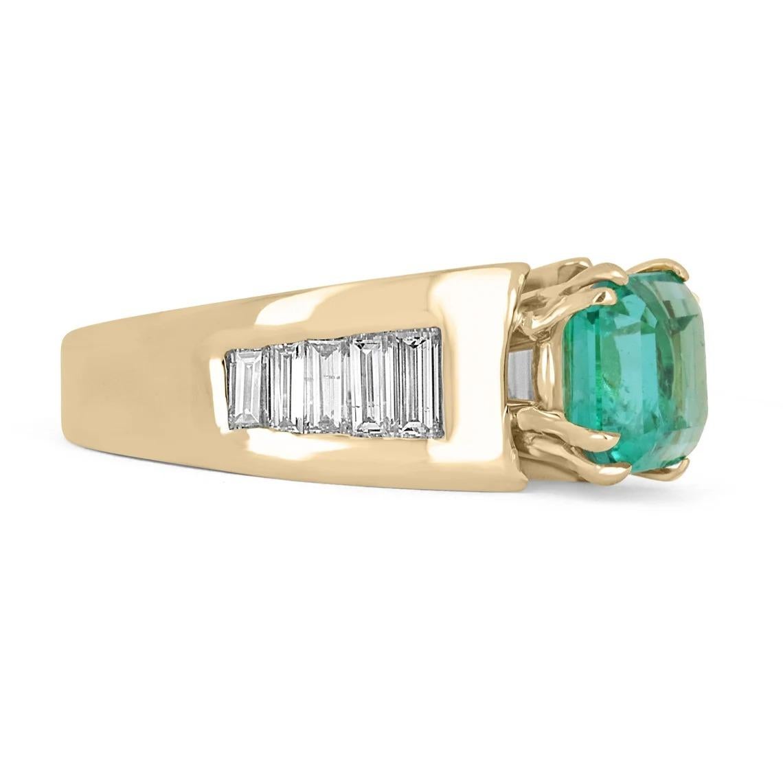 Ein bemerkenswerter Ring mit Smaragd und Diamanten aus Kolumbien. Der Mittelstein trägt einen natürlichen kolumbianischen Smaragd im Asscher-Schliff von 2,71 Karat mit einer atemberaubenden bläulich-grünen Farbe und klarer Augenreinheit. Er ist