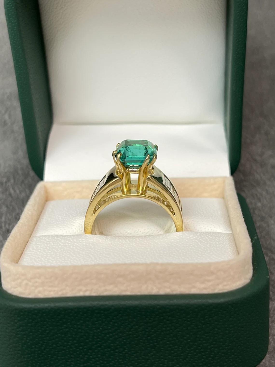 Taille Asscher 4.01tcw 18K Colombian Emerald-Asscher Cut & Baguette Diamond Bague en or pour homme en vente