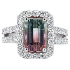 Anillo de oro blanco de 18 quilates con turmalina sandía bicolor y diamantes de 4,02 quilates