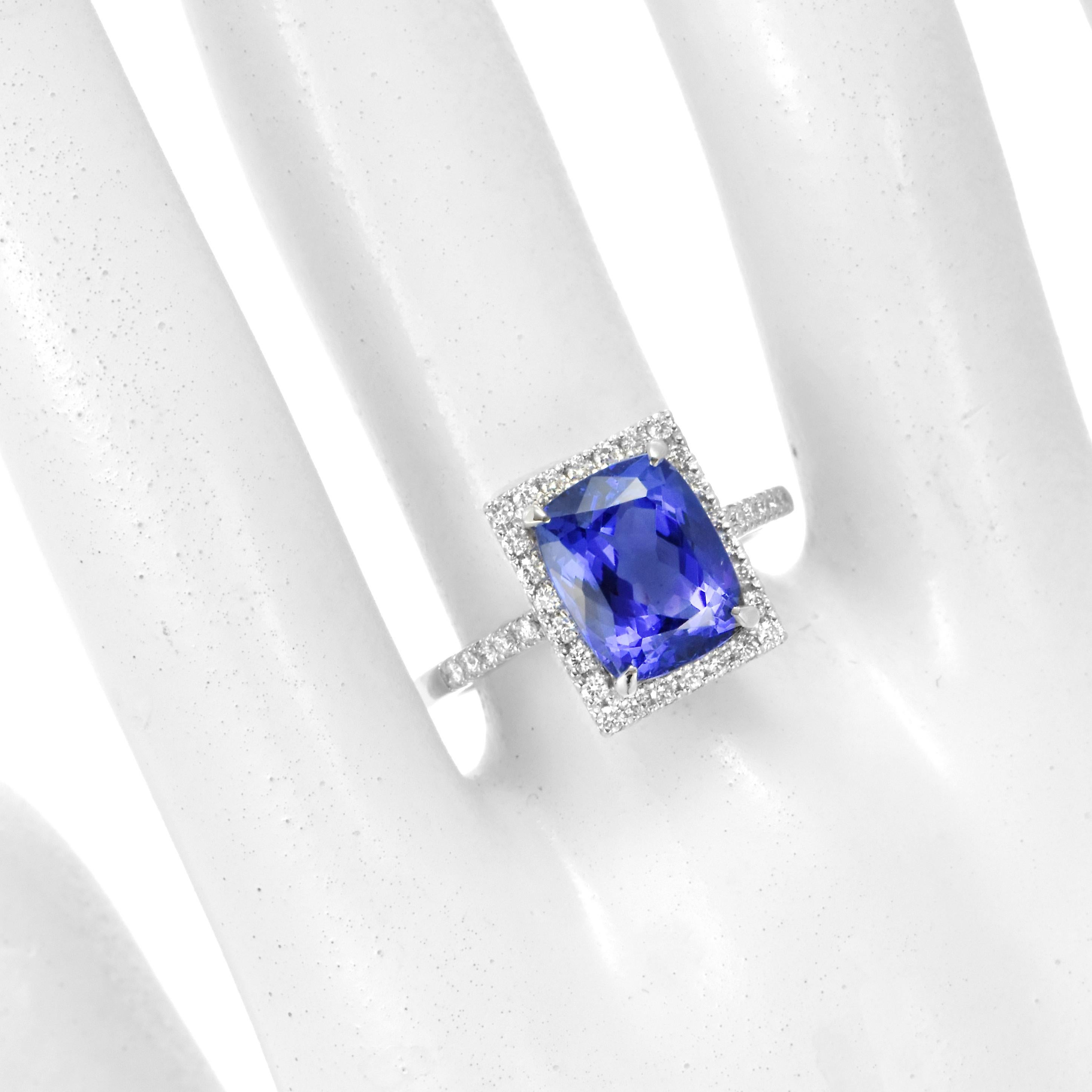 4.02 Carat Natural 'AAA' Tanzanite and Diamond Ring Made in Platinum In New Condition For Sale In Tokyo, JP