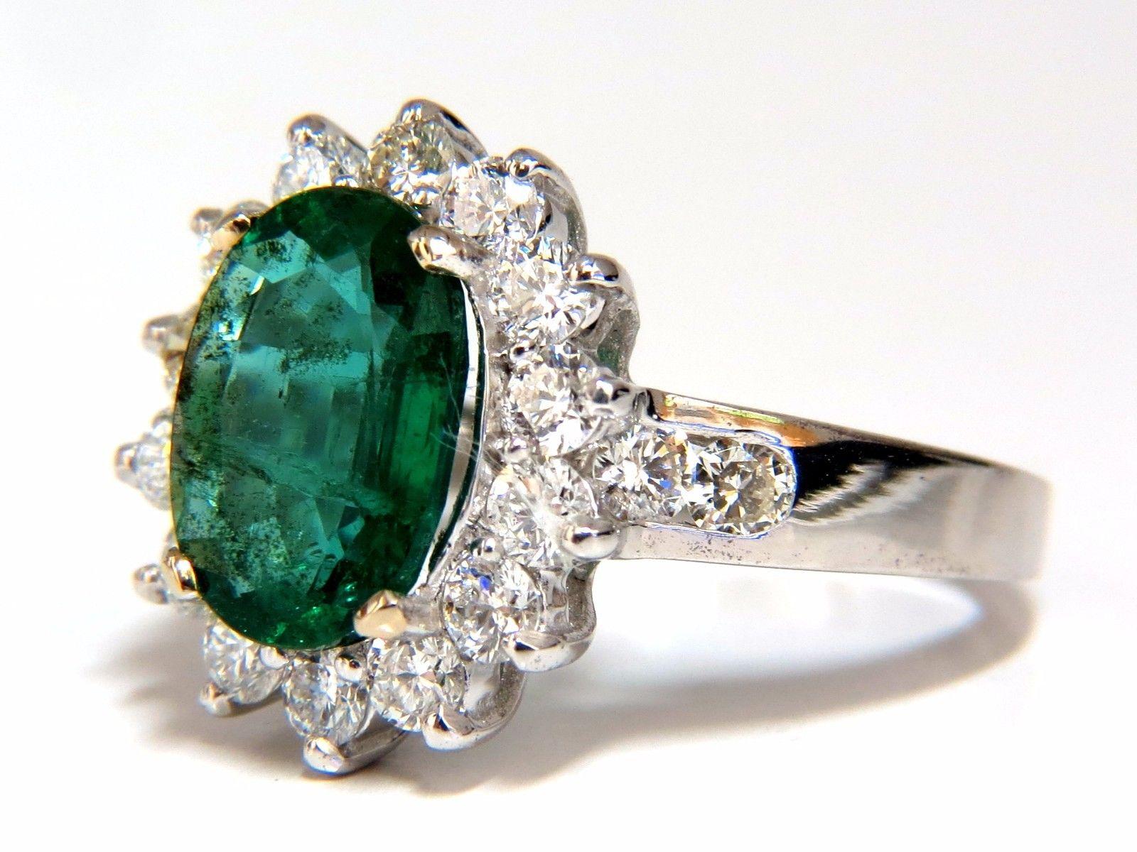 Halo Cocktail Greens

2.62ct. Natürlicher Smaragd Ring

Transparent / saubere Klarheit

Lebendiges Grün

11.3 x 7,8 mm



1.40ct. Diamanten.

Rund- und Vollschnitte 

G-Farbe Vs-2 Klarheit.  

18kt. Weißgold

6 Gramm

Ring Aktuelle Größe: 7.5

Tiefe