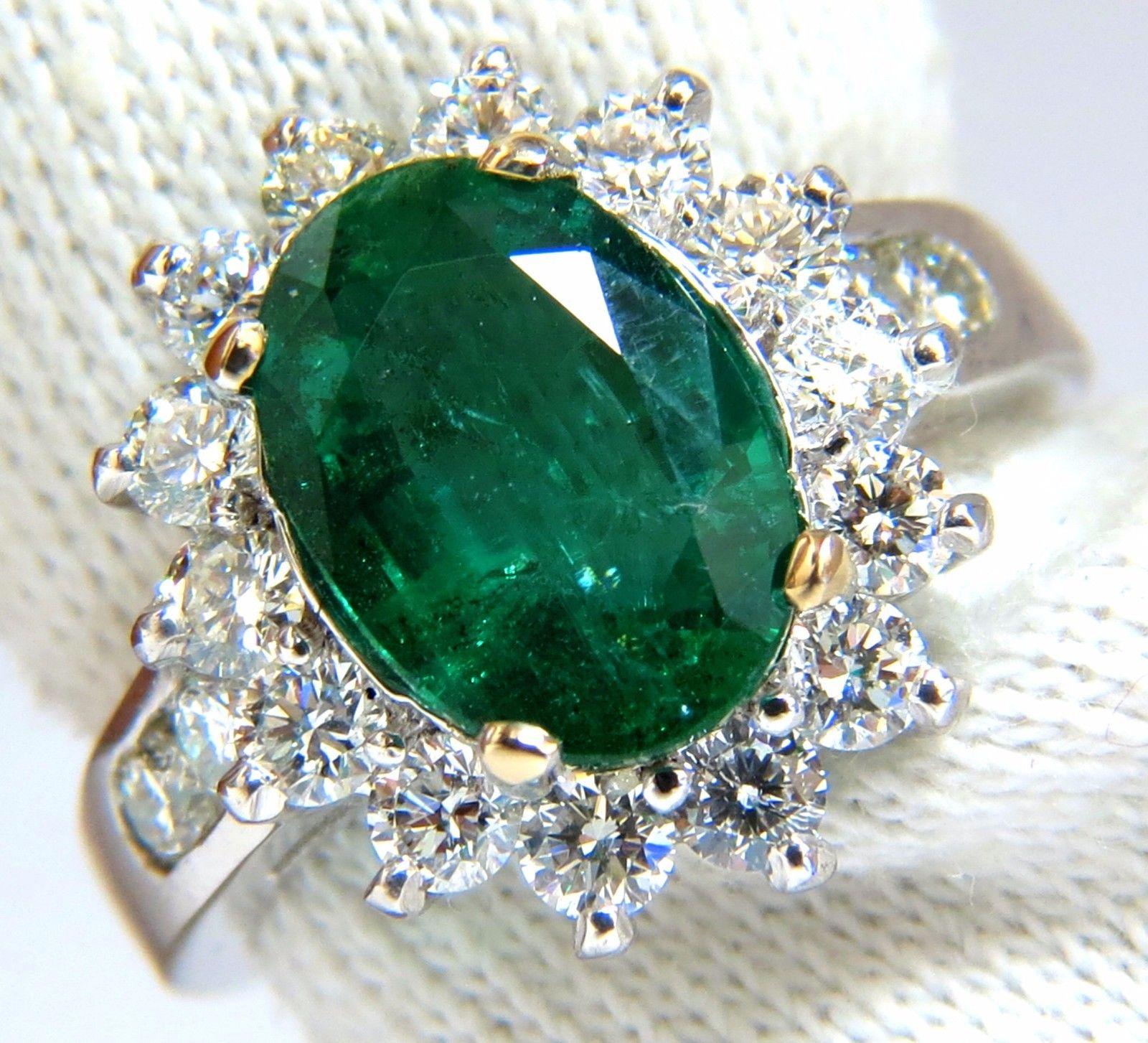 4.02 Karat natürlicher ovaler Smaragd-Diamant-Cocktail-Halo-Ring 18 Karat G/Vs (Ovalschliff) im Angebot