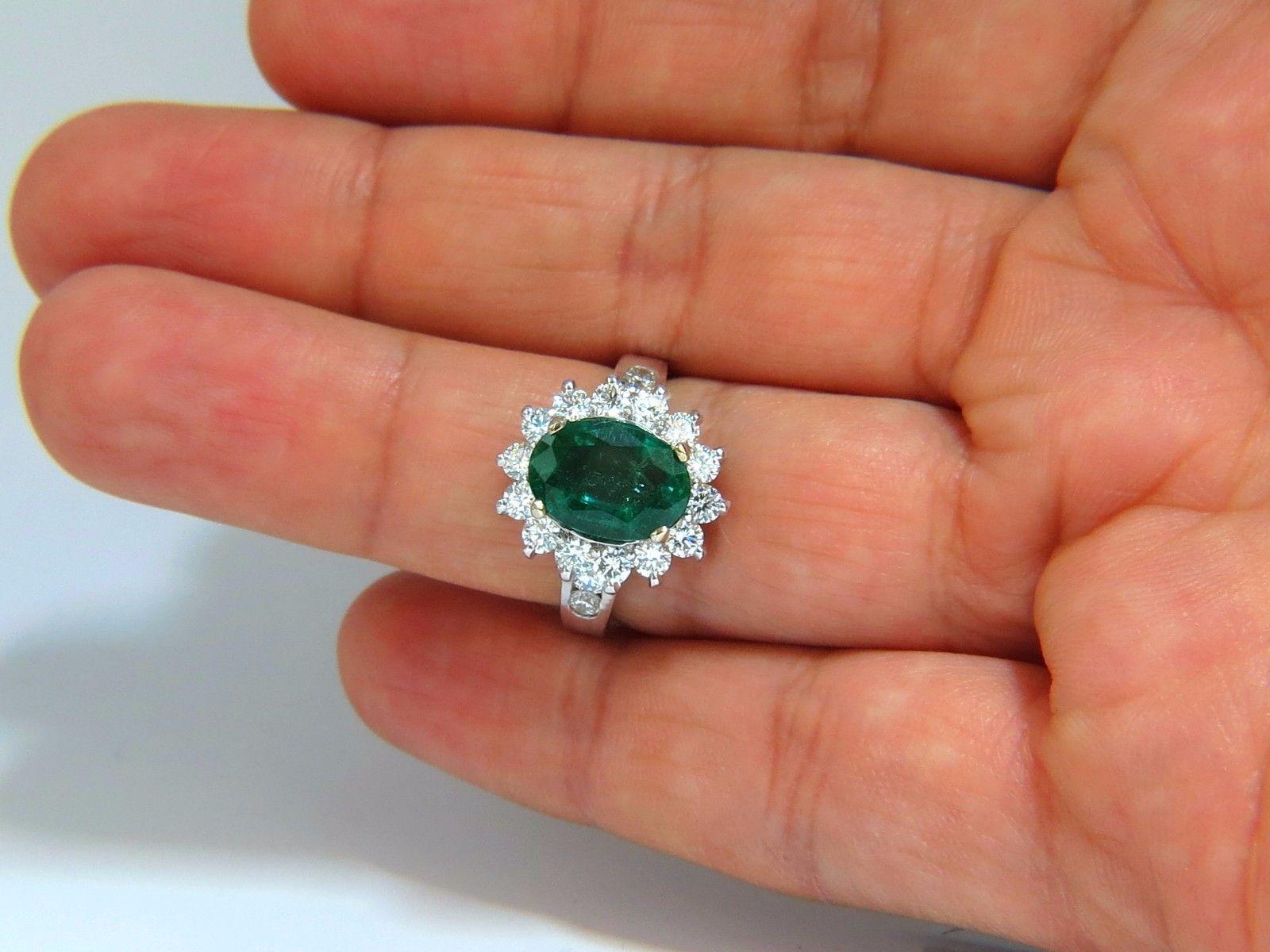 4.02 Karat natürlicher ovaler Smaragd-Diamant-Cocktail-Halo-Ring 18 Karat G/Vs im Zustand „Neu“ im Angebot in New York, NY