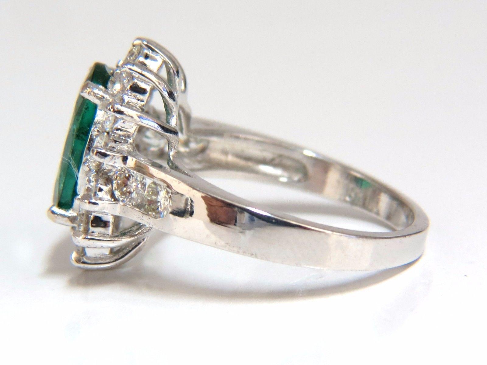 4.02 Karat natürlicher ovaler Smaragd-Diamant-Cocktail-Halo-Ring 18 Karat G/Vs im Angebot 1