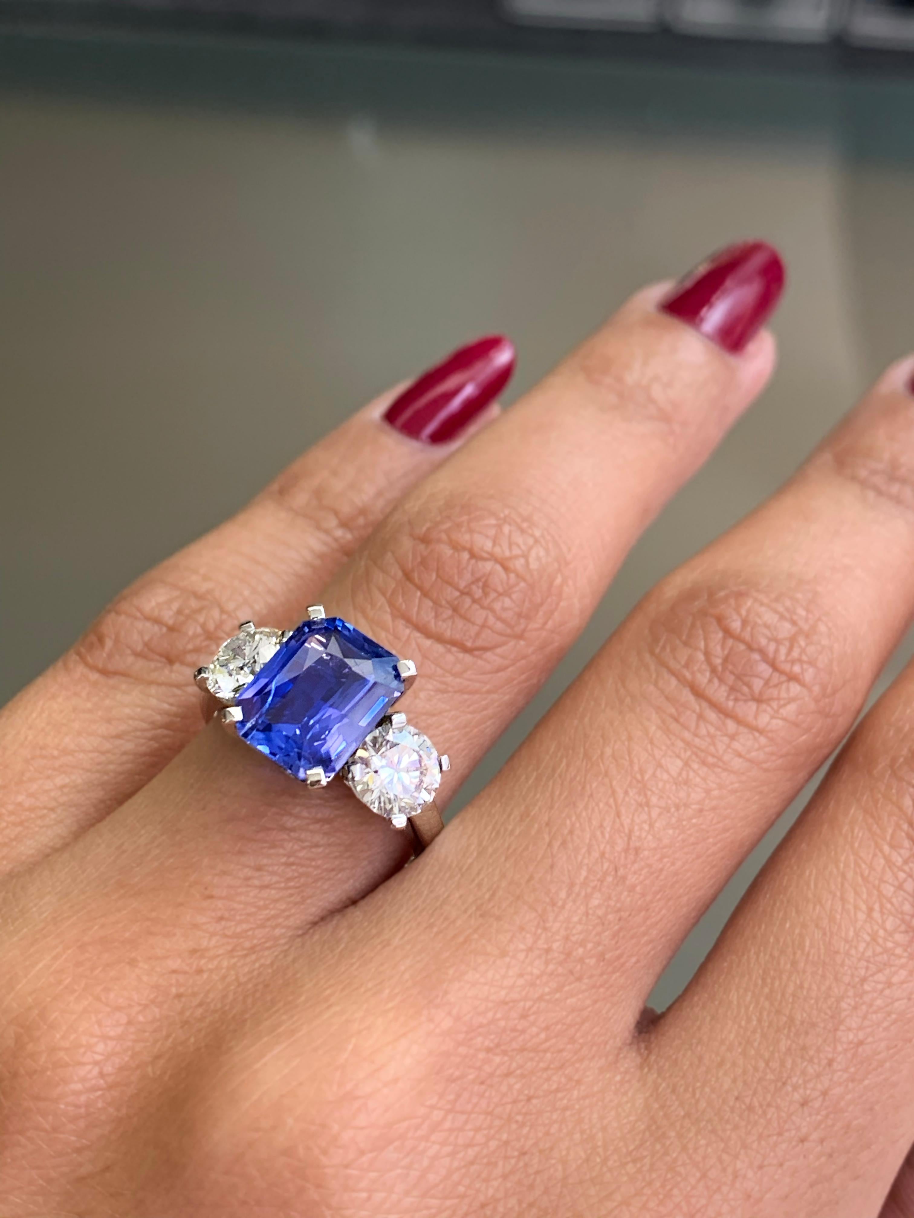 4.02 Carat Natural Unheated Sapphire and Diamond Three-Stone Platinum Ring In Excellent Condition For Sale In London, GB