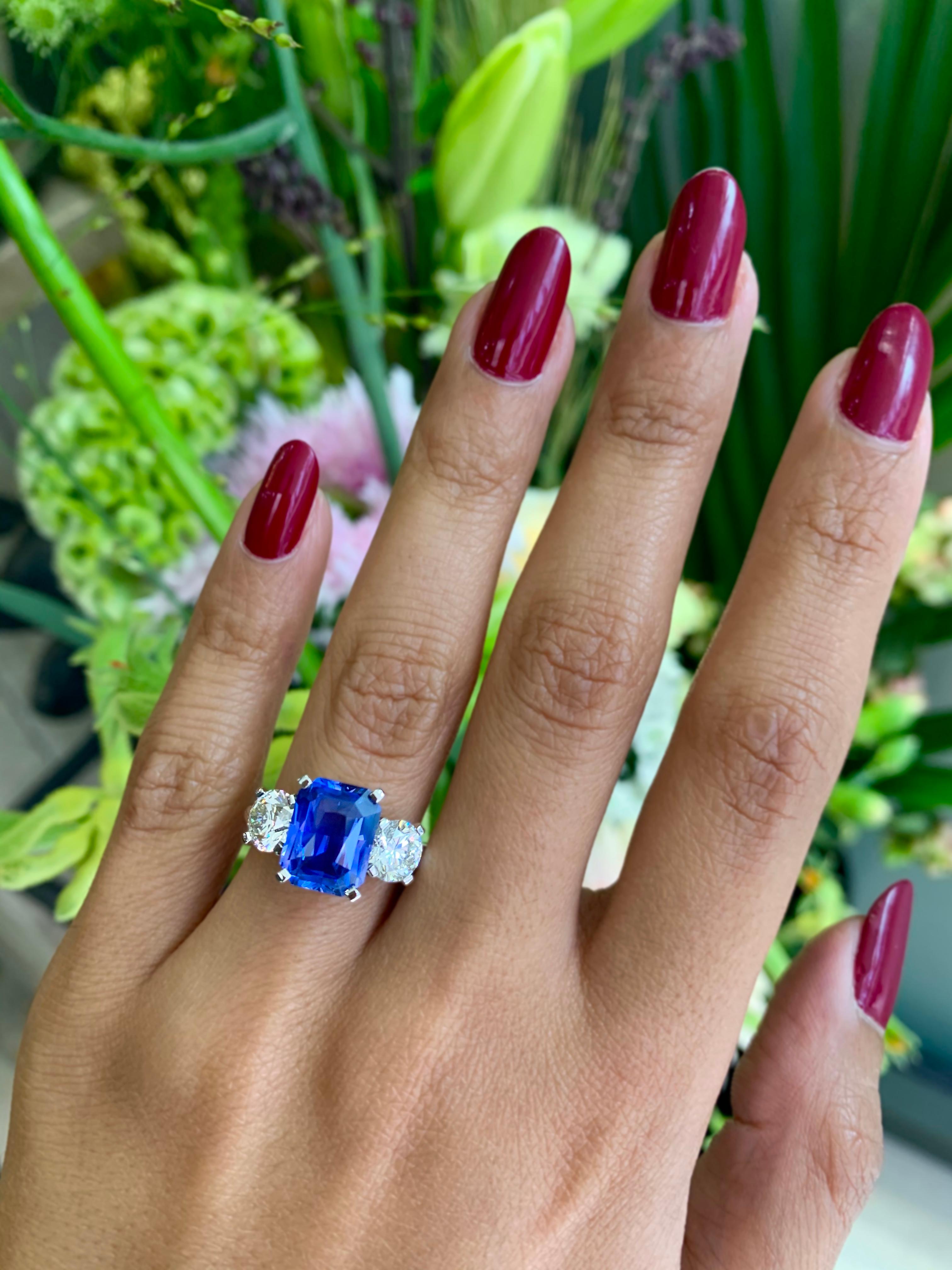 4.02 Carat Natural Unheated Sapphire and Diamond Three-Stone Platinum Ring For Sale 1