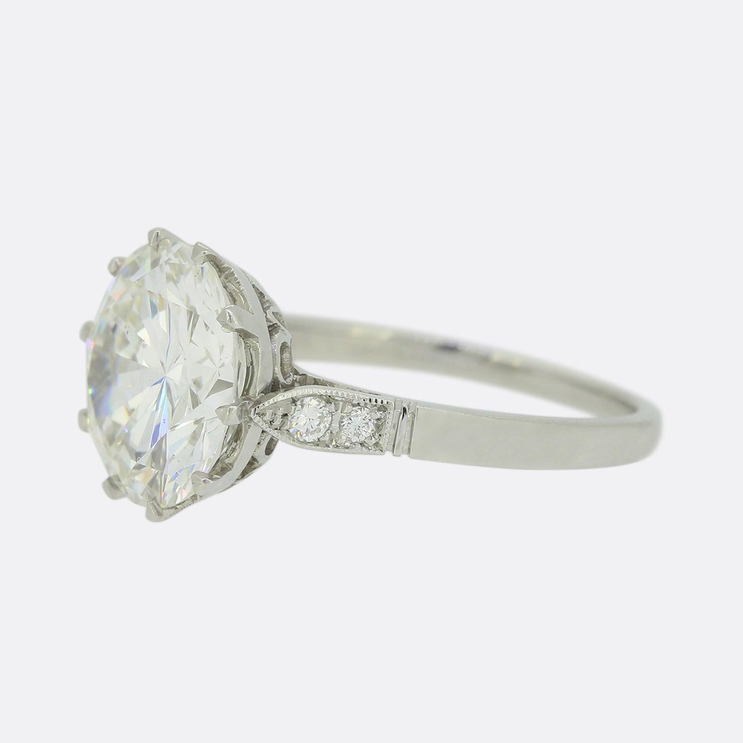 Dies ist ein Solitär-Verlobungsring mit Diamanten aus Platin. In der Mitte des Rings befindet sich ein runder Diamant im Übergangsschliff von 4,02 Karat. 

Zustand: Gebraucht (Ausgezeichnet)
Gewicht: 4.0 Gramm
Ring Größe: L 1/2
Details zum zentralen