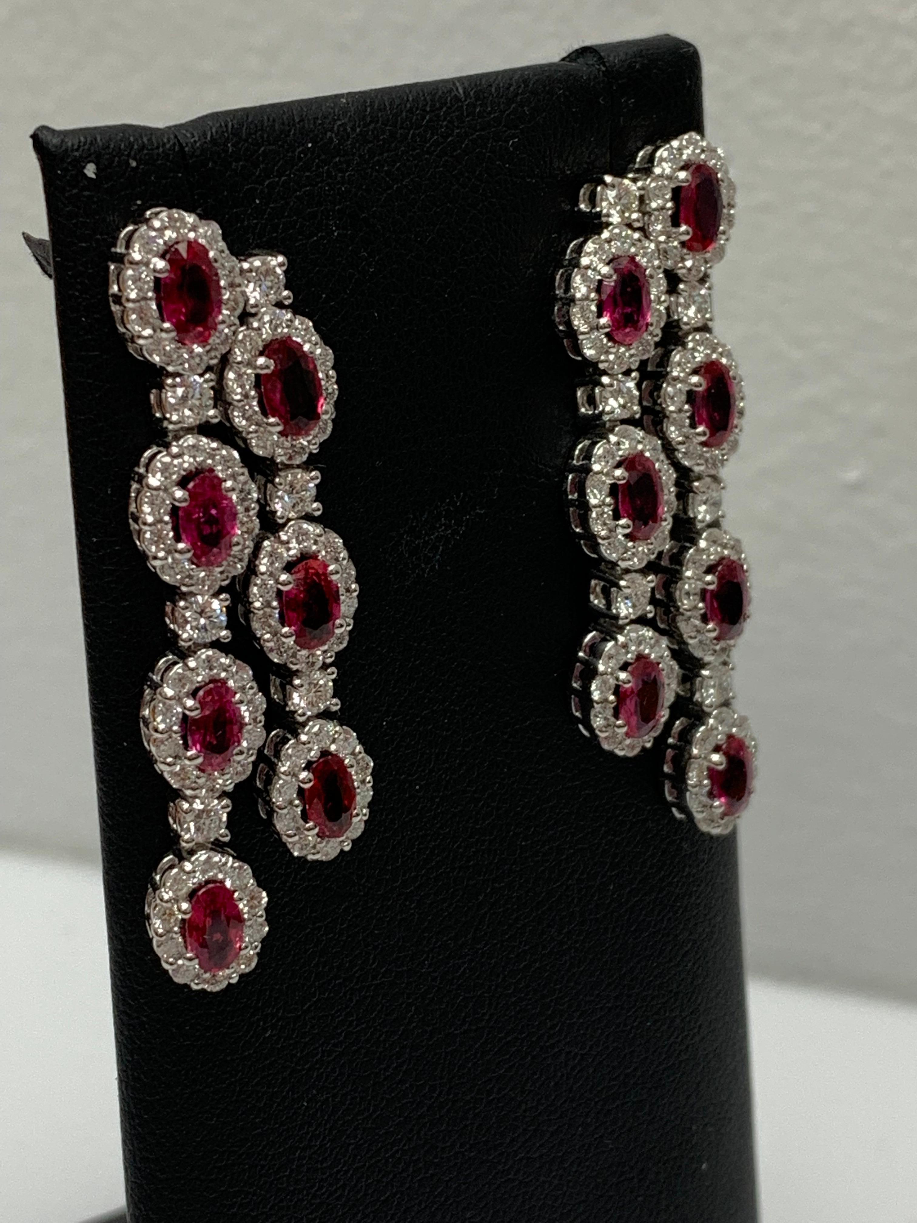 Pendiente de oro blanco de 14 quilates con halo de diamantes y rubíes talla oval de 4,02 quilates en Nuevo estado para la venta en NEW YORK, NY