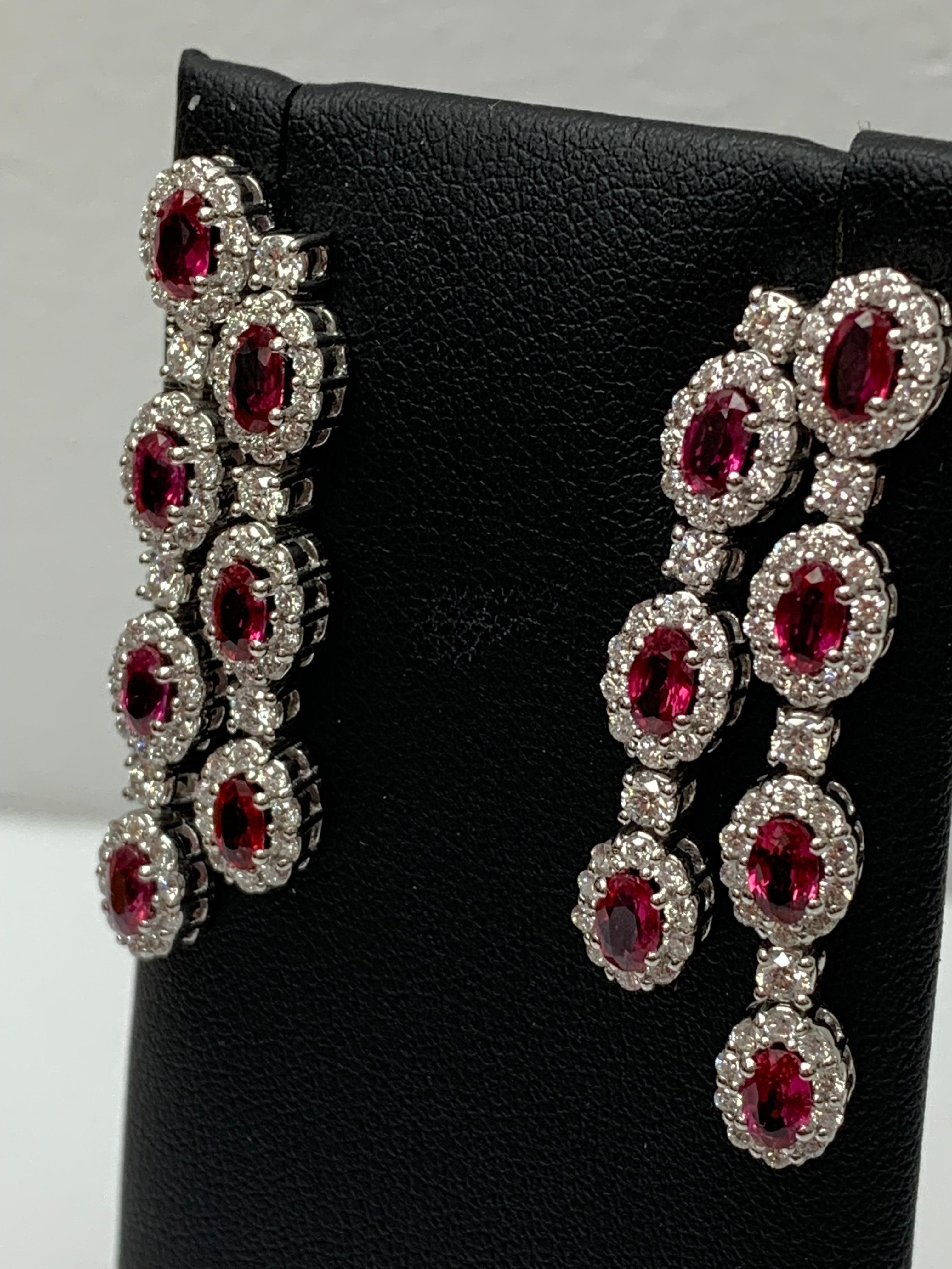 De las mujeres Pendiente de oro blanco de 14 quilates con halo de diamantes y rubíes talla oval de 4,02 quilates en venta