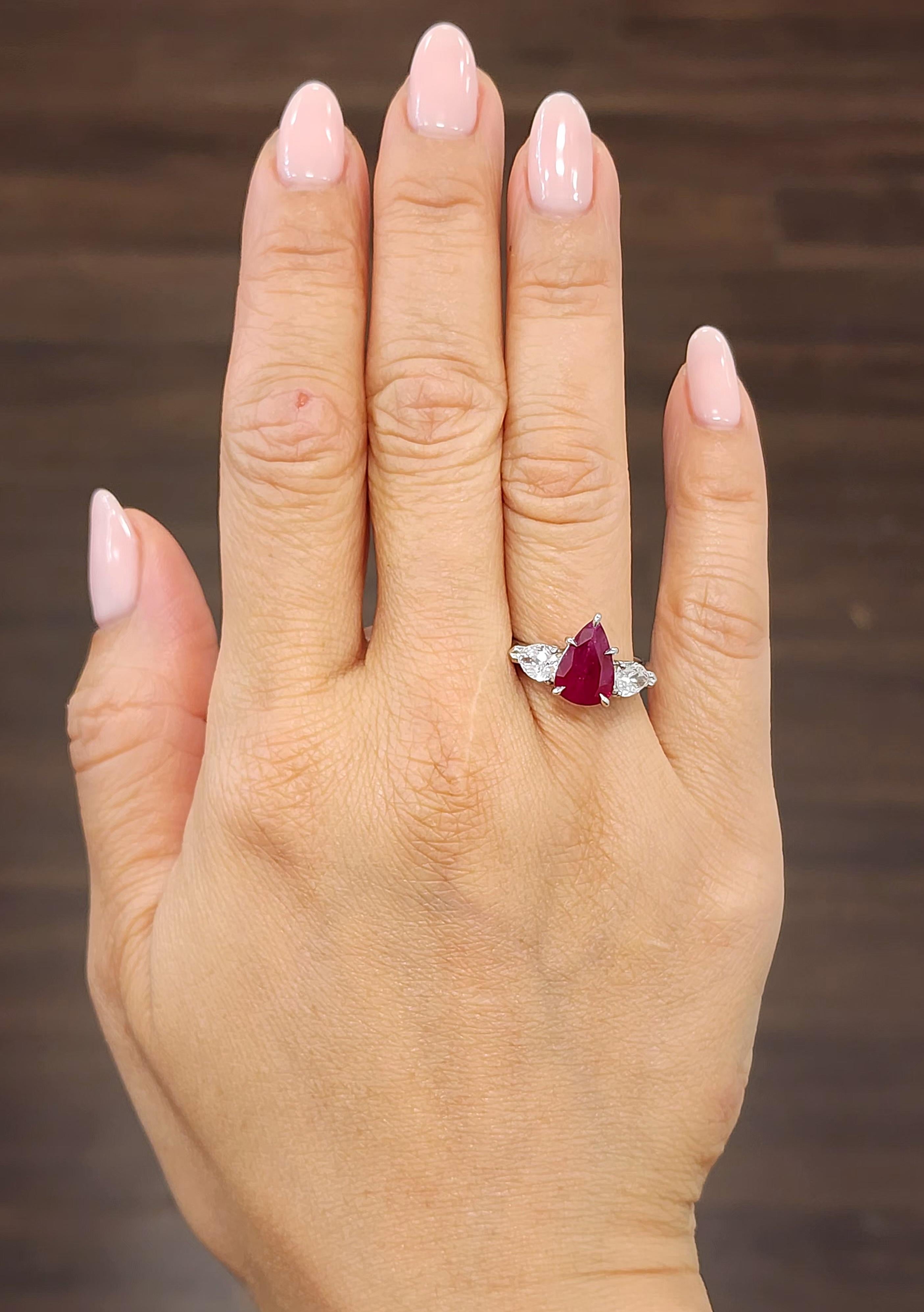 Dieser atemberaubende Ring besteht aus einem GIA-zertifizierten natürlichen Rubin und einem GIA-zertifizierten Diamanten und ist in Platin gefasst. Der natürliche Rubin hat ein Gewicht von 3,02 ct und die birnenförmigen Diamanten wiegen 1,00 ct. Der