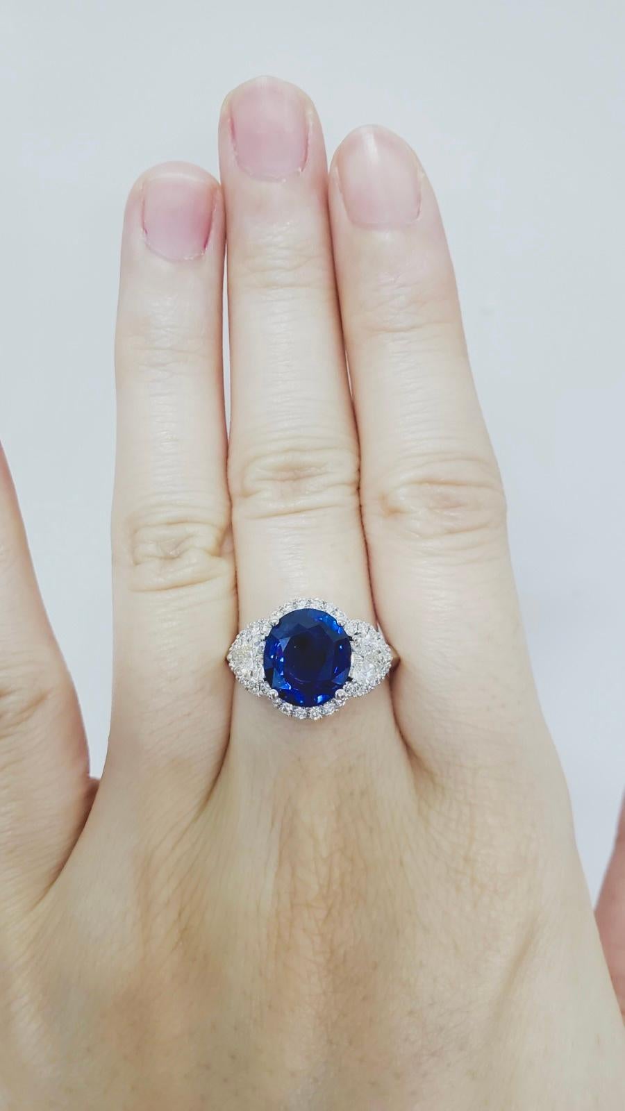 This spectacular ring features a gorgeous 4.02 Sapphire with vivid brilliance and a vibrant color. The Sapphire has a vivid blue (