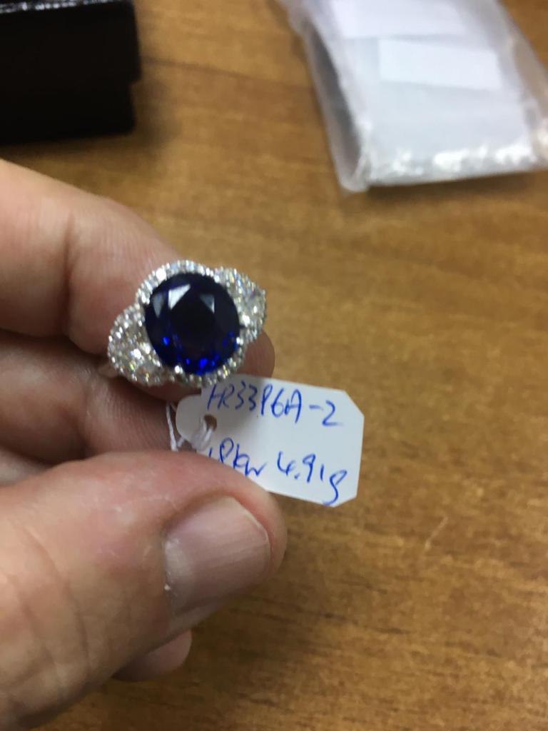 Début de l'époque victorienne 4.02 Ct Unheated Vivid Royal Blue Oval Sapphire (Madagascar) Ring, Certified en vente