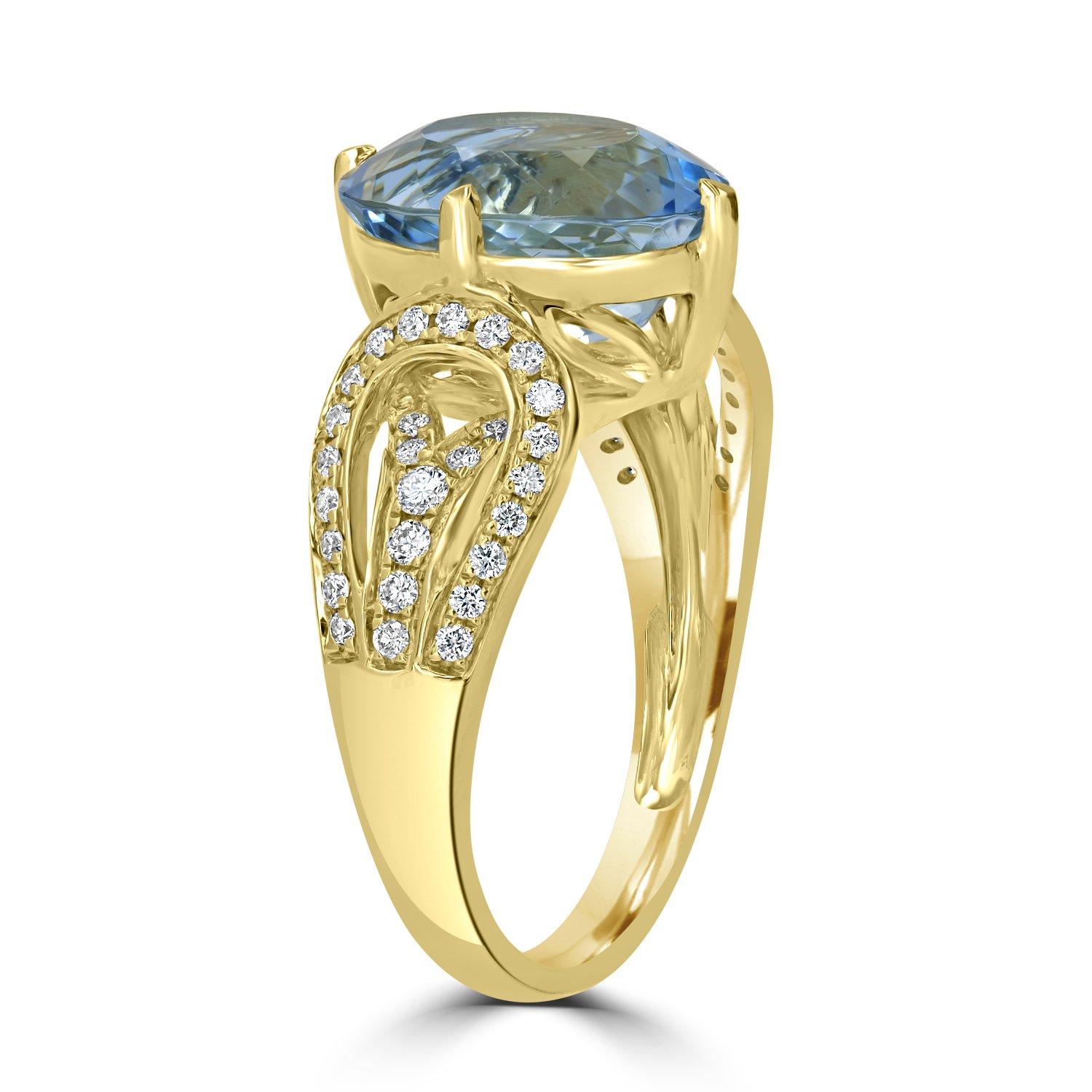 Women's 4.02ct Aquamarine Ring with 0.3Tct Diamonds Set in 14K Yellow Gold For Sale
