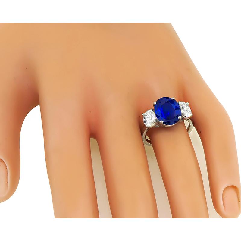 Dies ist ein erstaunlicher Verlobungsring aus Platin. Der Ring ist mit einem schönen oval geschliffenen Ceylon-Saphir, die etwa 4,02ct wiegt zentriert. Der Saphir wird von 2 funkelnden Diamanten im Ovalschliff mit einem Gewicht von ca. 1,30 ct