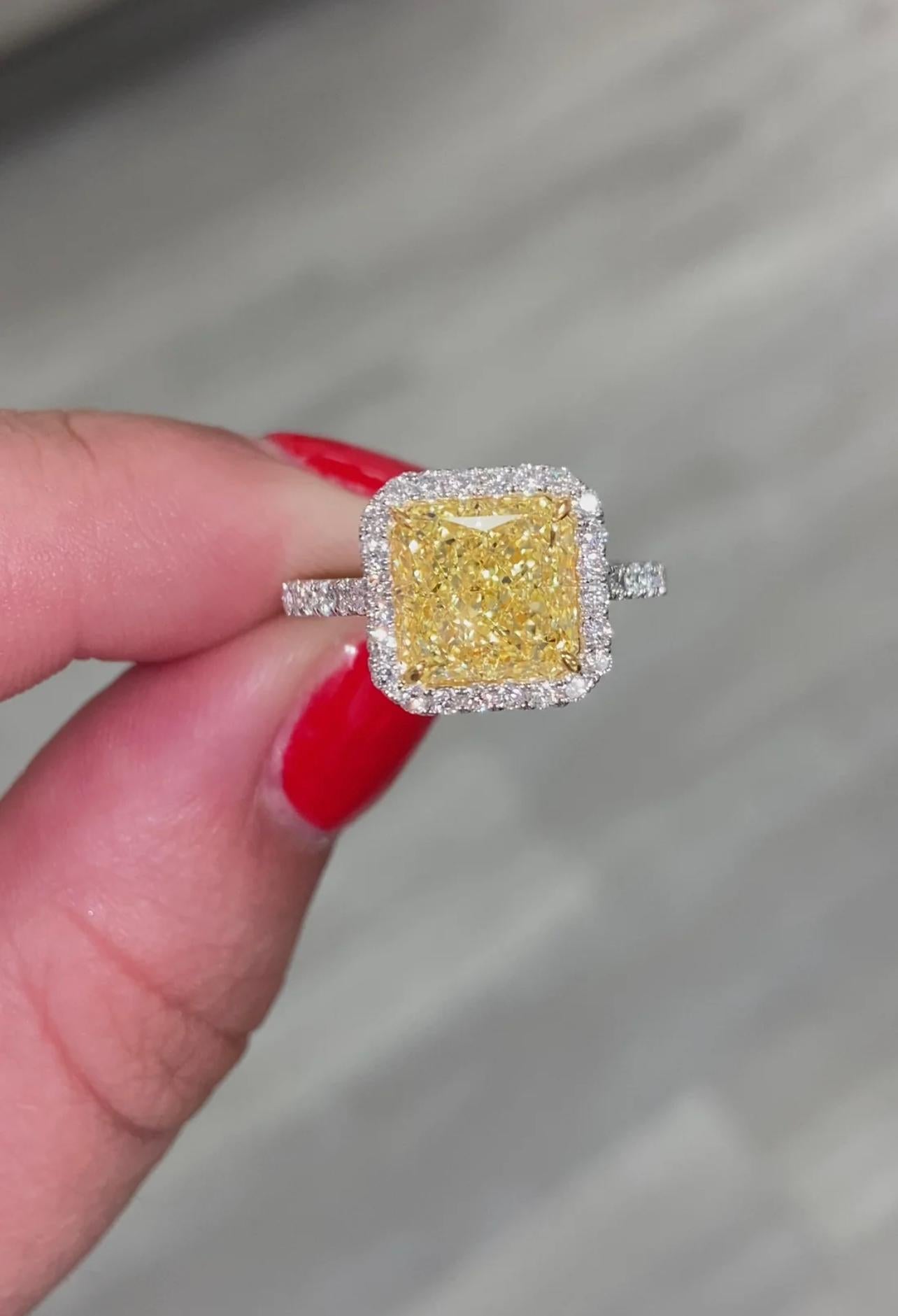 10/10 super gorgeous and fiery stone with color and fire spread throughout the entire stone, no loss of color on the sides

Lemon yellow color and excellent cutting

Set in Platinum and 18kt Yellow Gold with white diamond pave

Making Extraordinary