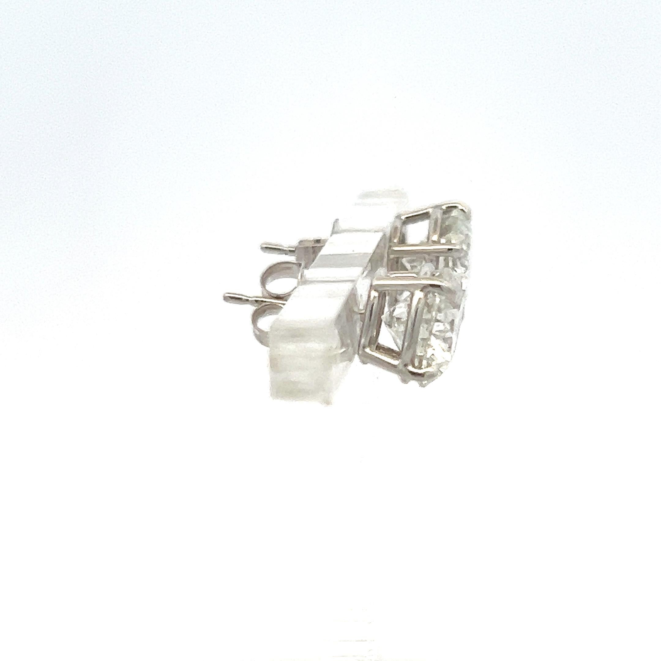 Titolo:
Un paio di intramontabili orecchini con diamanti naturali per un totale di 4,02 carati, realizzati in un elegante oro bianco da 14 carati. Un diamante è classificato di colore I, purezza I2 (GIA 2231390923) e l'altro di colore I, purezza I1