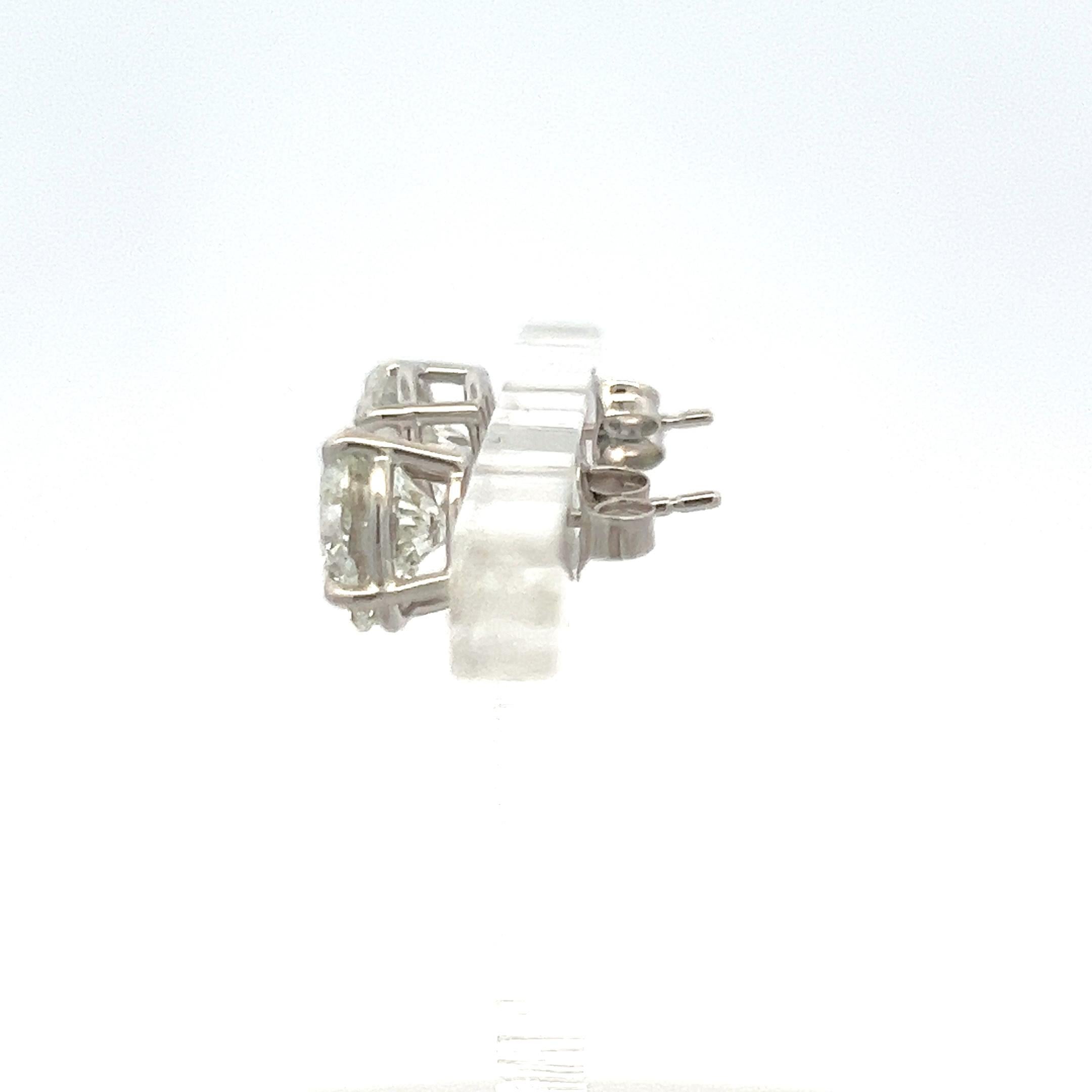 Orecchini con diamante tondo brillante 4,02ct I-I2/I1 in oro bianco 14K con GIA In condizioni Nuovo in vendita a New York, NY